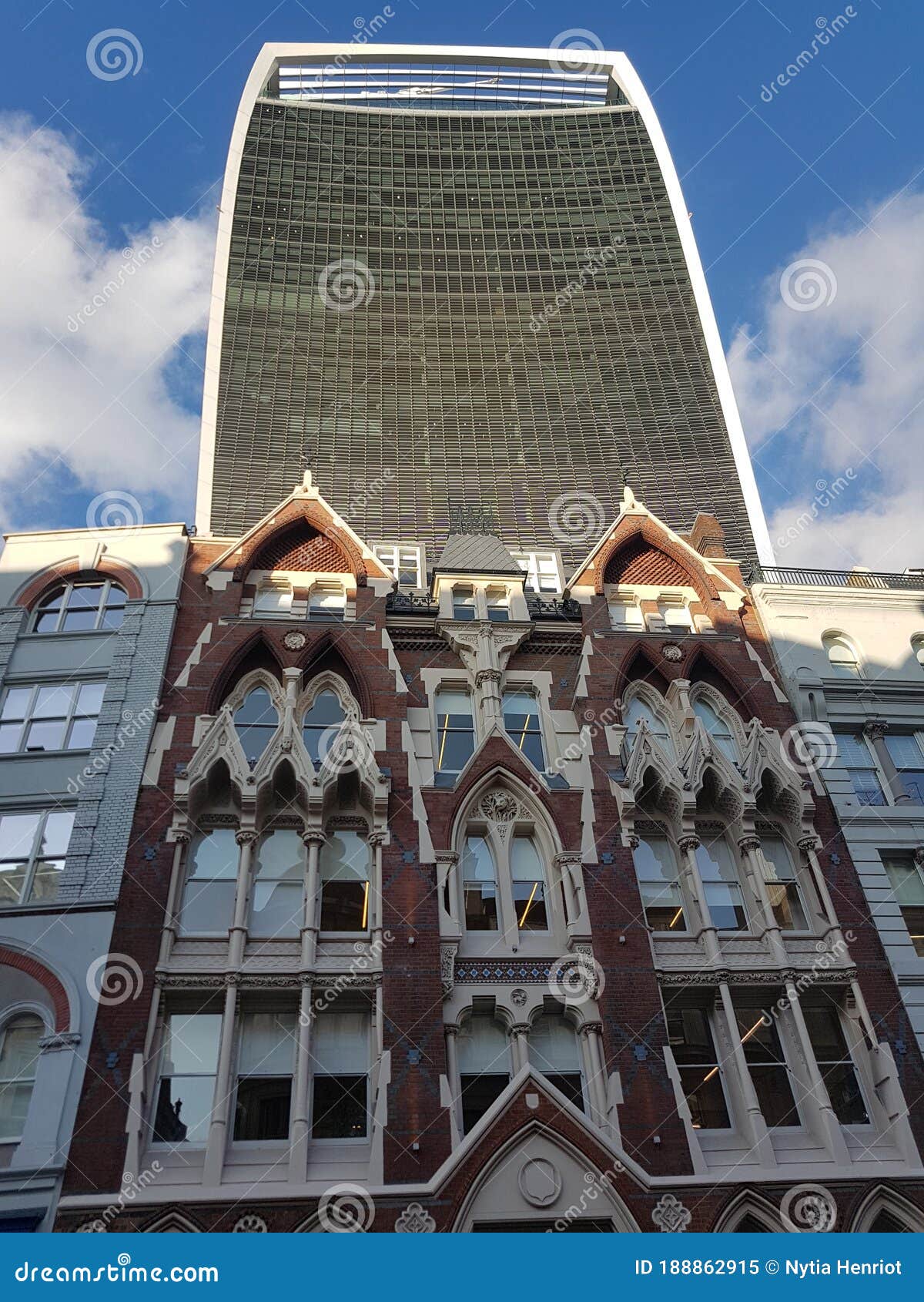 optical illusion, london tower versus church, londres