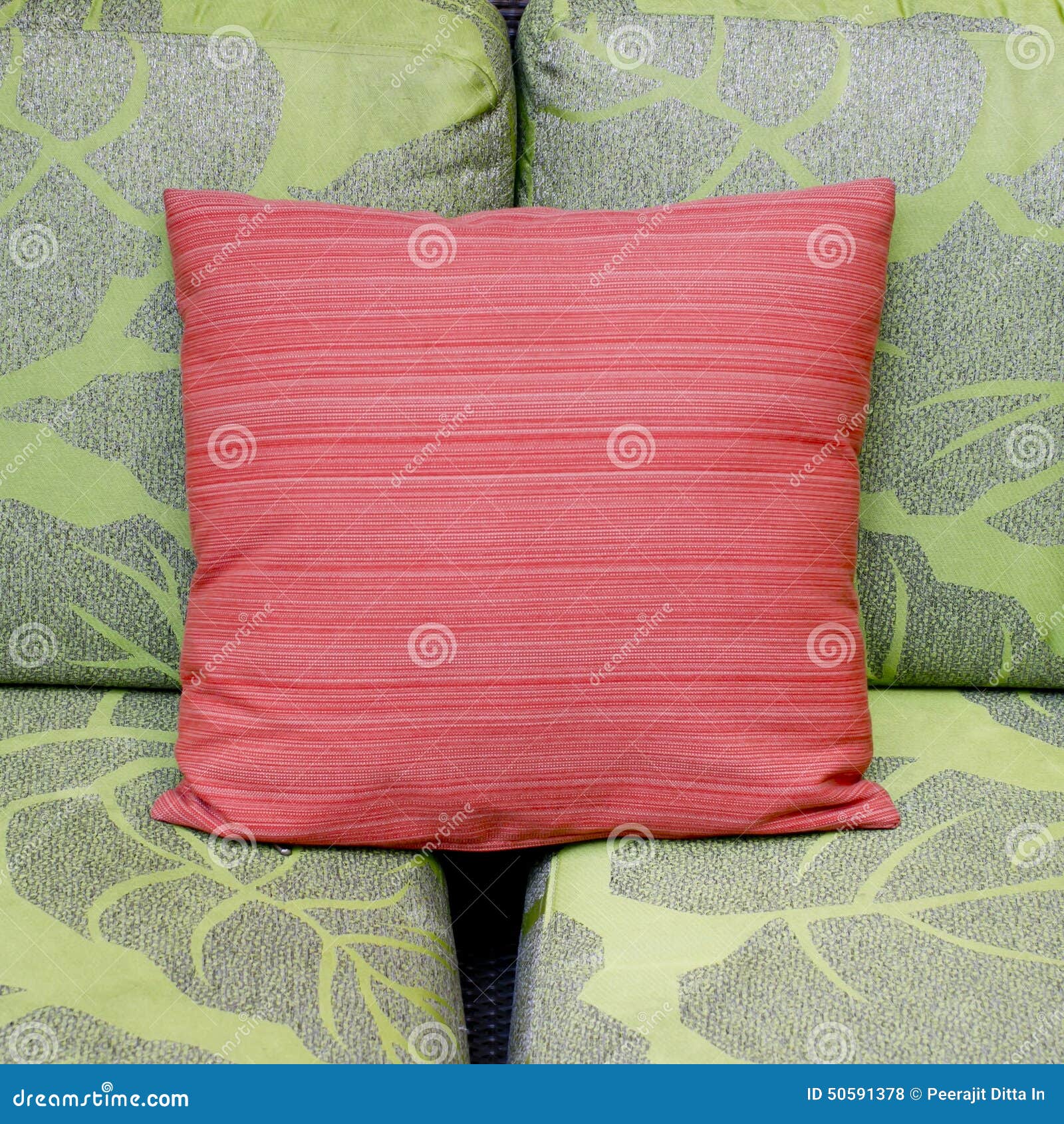 Contrastkleuren van een moderne woonkamer met groene bank en rood ... Rood woonkamer