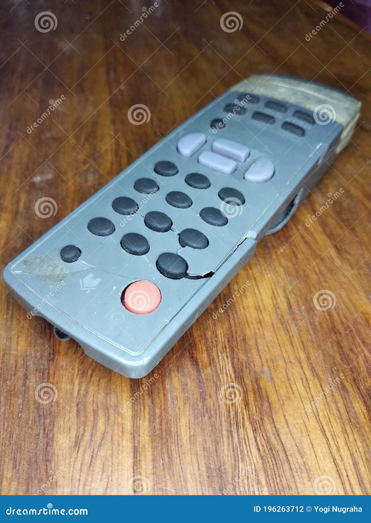 Control remoto tv roto foto de archivo. Imagen de mano 196263712