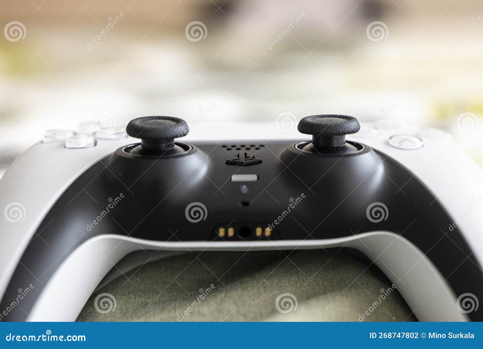 Controlador Sony Dualsense Usado Para O Console De Jogos Da Playstation 5  Na Perspectiva Fotografia Editorial - Imagem de consola, lazer: 268747802