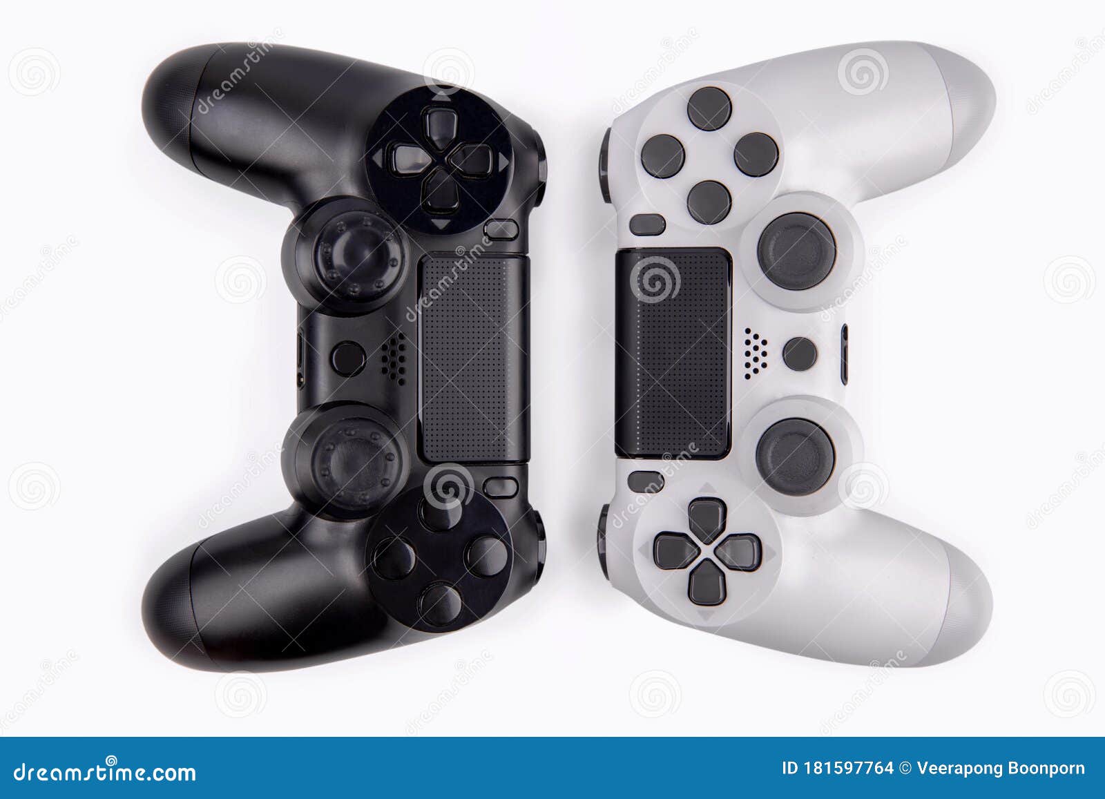 Controladora de jogos Joystick isolada em fundo branco, console de jogos de vídeo desenvolvido Interative Entertainment