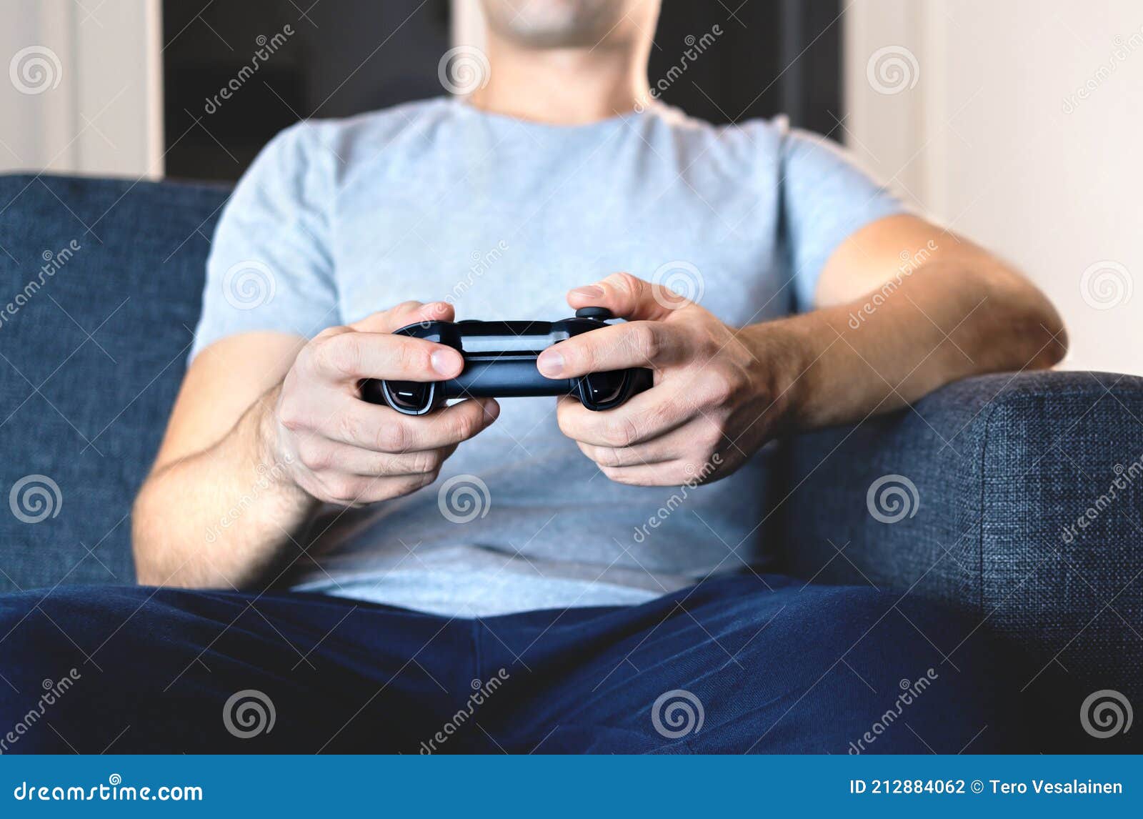 Jogo De Duas Pessoas Nos Jogos De Vídeo Usando O Gamepad Foto de Stock -  Imagem de vara, cara: 142861112