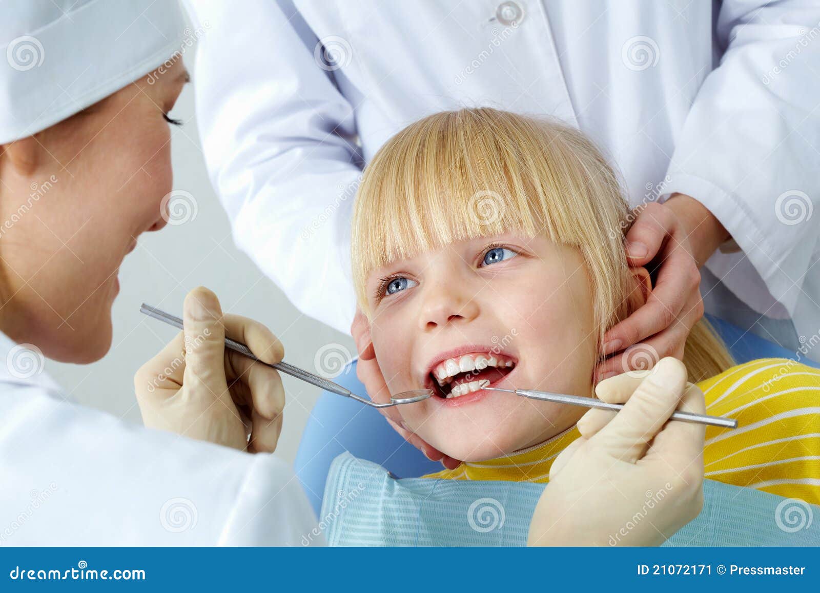 Controllo dentale. Immagine della bambina che fa i suoi controllare denti dal medico e dall'assistente