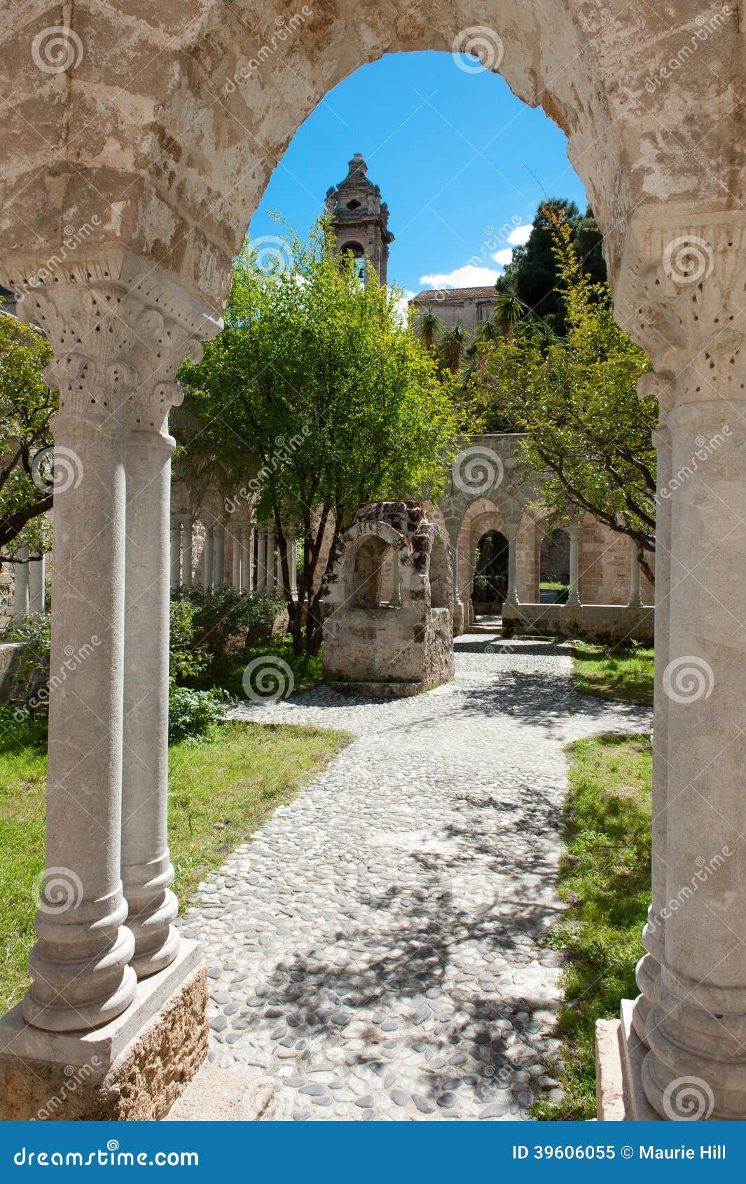 Conventi San Giovanni Palermo. Conventi della chiesa di San Giovanni a Palermo, Sicilia, Italia. Colonne di marmo scolpite antiche