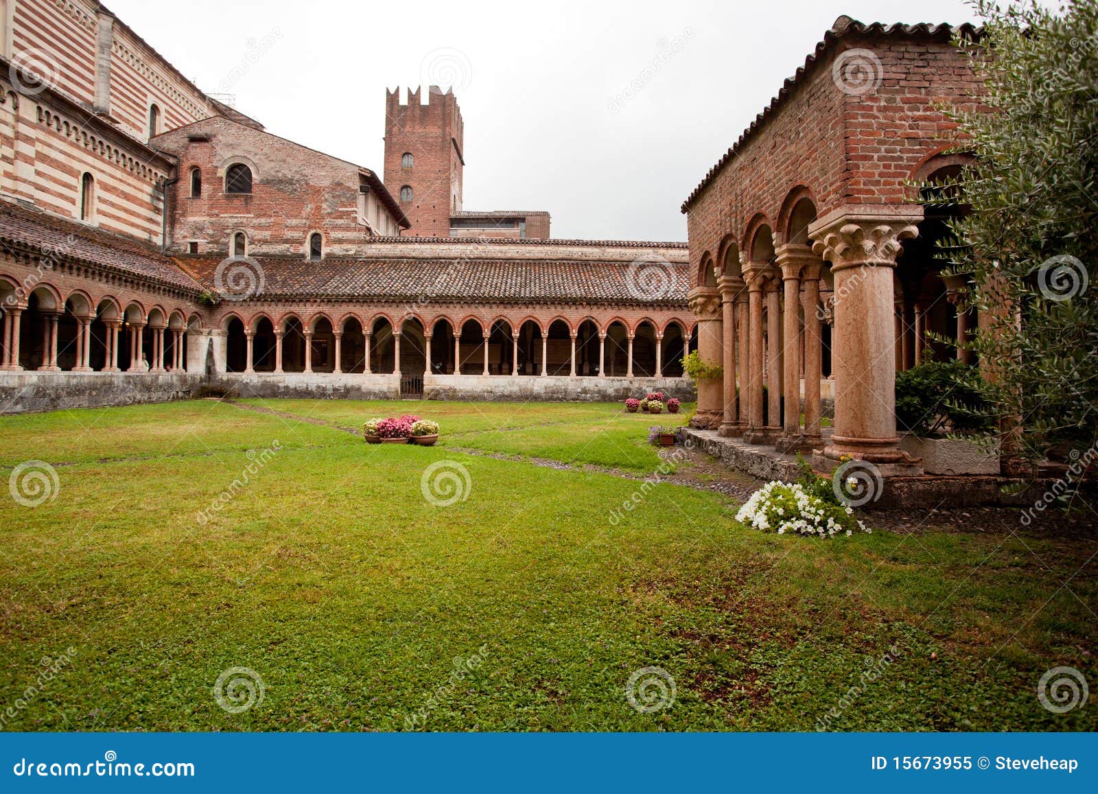 Convento di San Zeno. Convento della chiesa del San Zeno a Verona che mostra gli archi decorati e le sculture