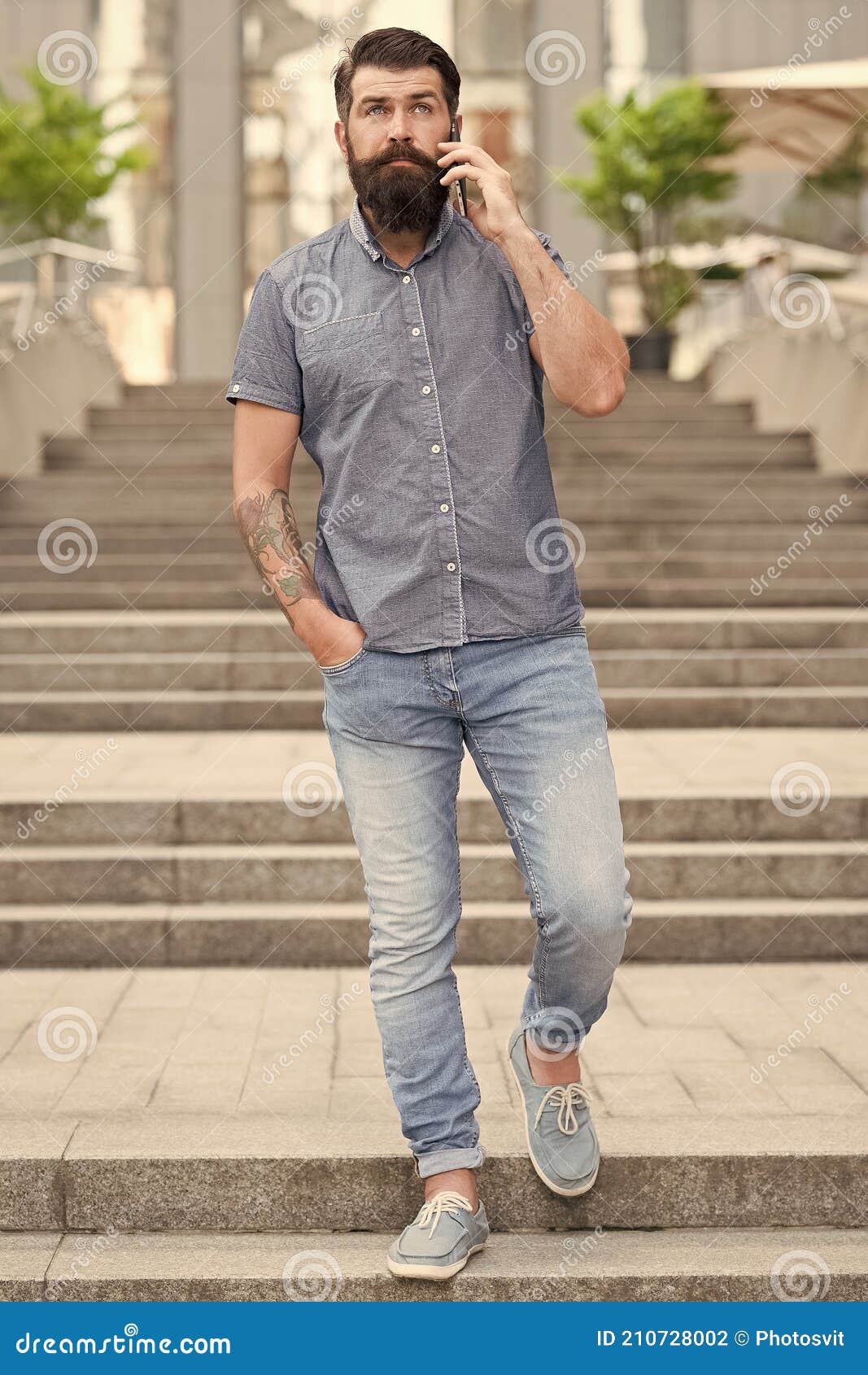 seguramente peso Un fiel Conversación Informal. Hipster En Estilo Casual Urbano Al Aire Libre. Hombre  Barbudo Habla Por Celular. Tendencias De Moda Casual Foto de archivo -  Imagen de barbudo, vaqueros: 210728002