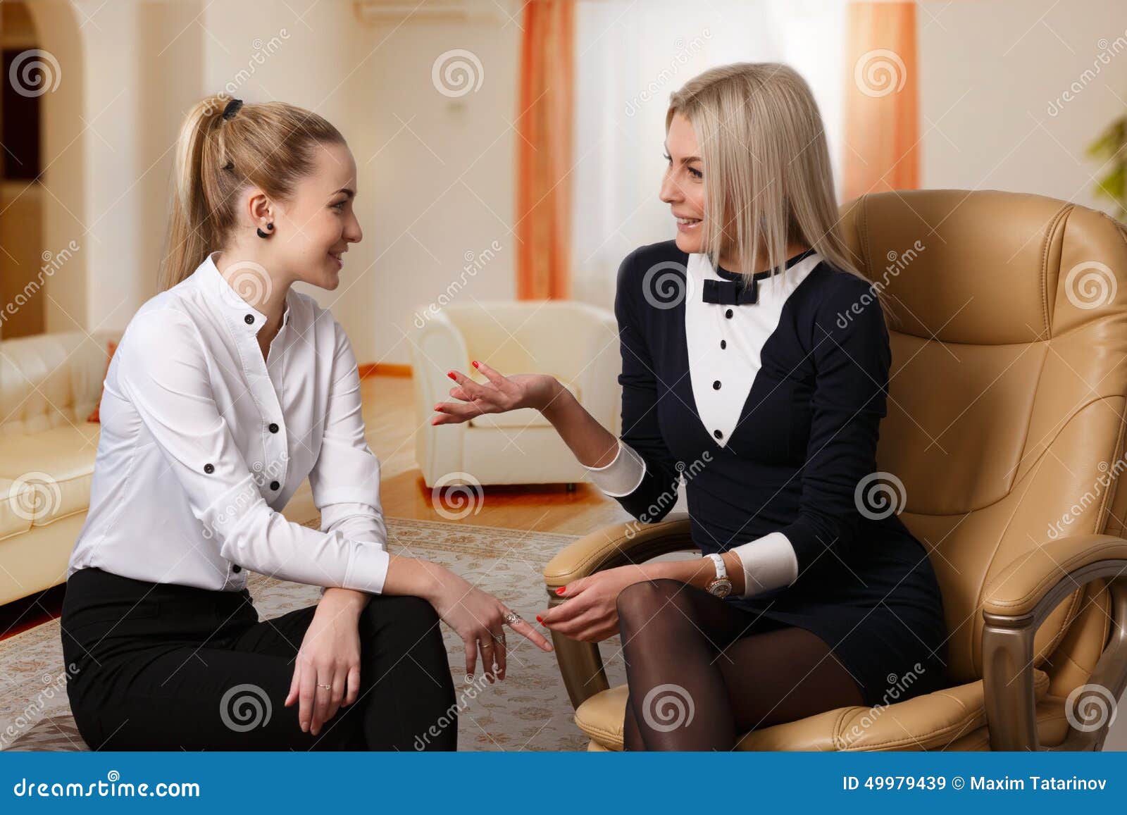 Conversation Entre Deux Amies Image stock Image du entretien, concept