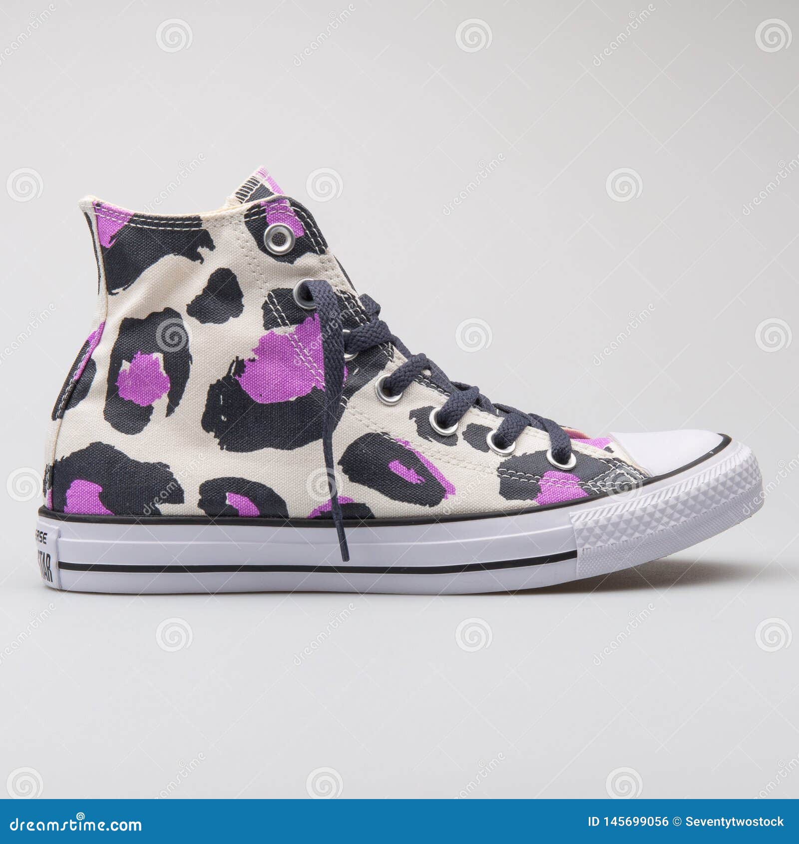 kalligraf ordlyd Victor Converse Chuck Taylor All Star High Fuchsia Glow and Sharkskin Sneaker  Editorial Photo - Image of high, color: 145699056