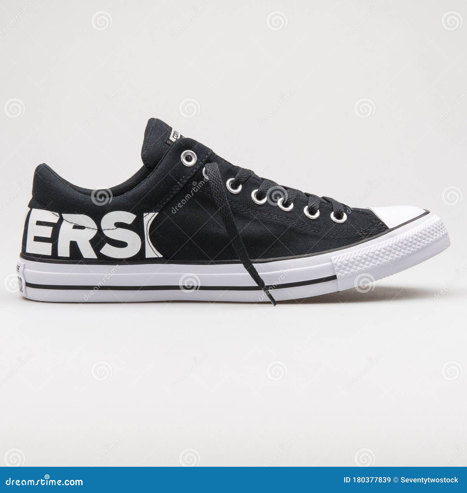 nadar Intermedio inferencia Converse Chuck Taylor All Star High Street OX Black and White Sneaker  Editorial Stock Image - Image of back, fashion: 180377839