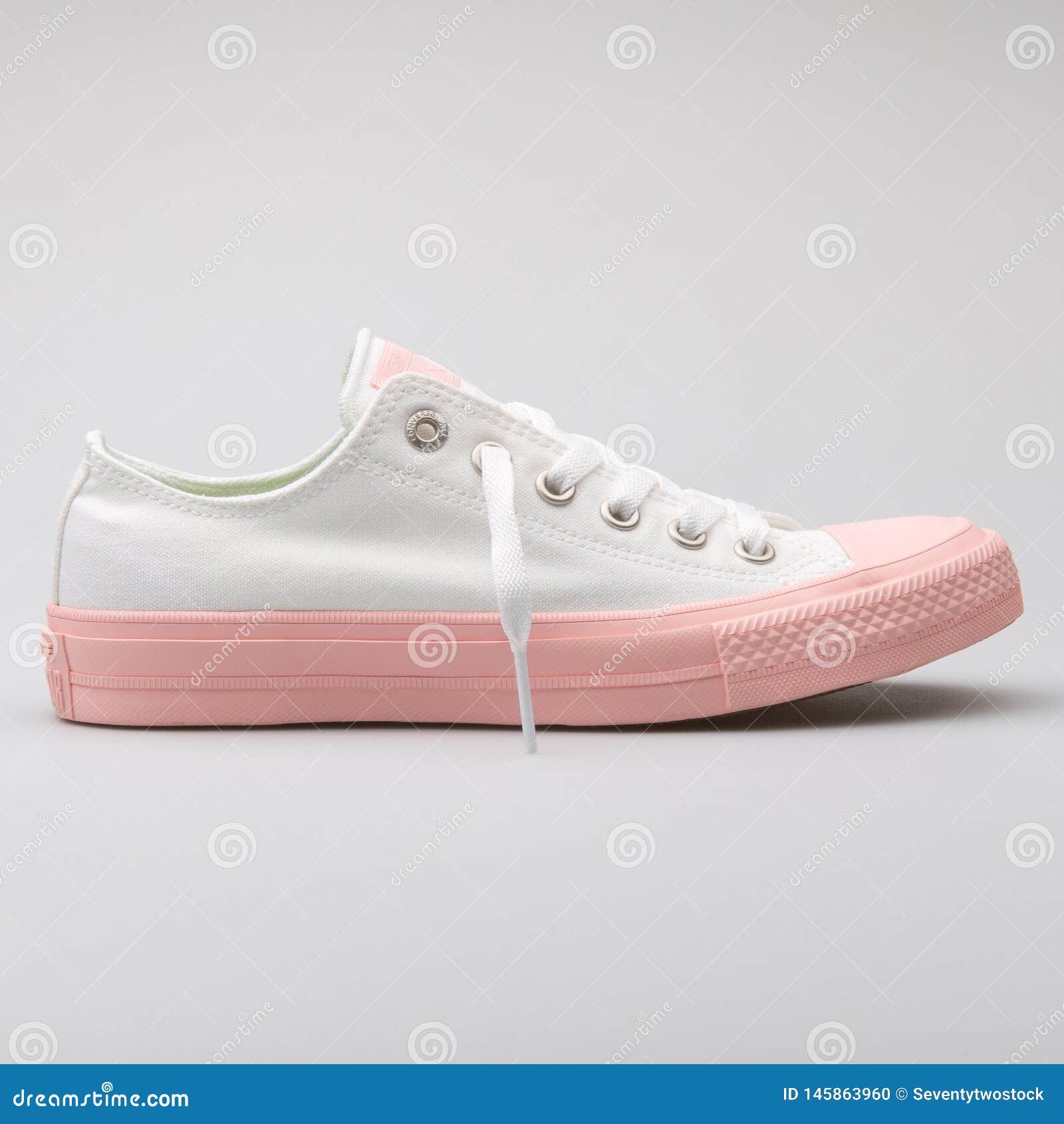 Converse Chuck Taylor All Star 2 OX White and Pink Sneaker Editorial Image  - Image of exercise, sneaker: 145863960