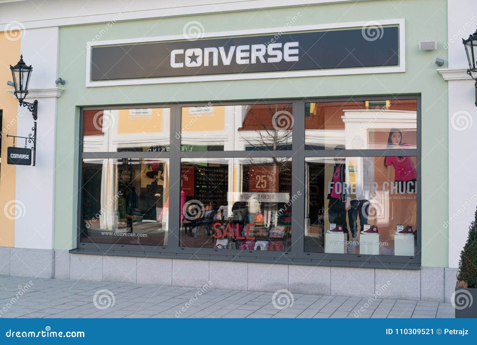 Converse Sklep W Parndorf, Austria Zdjęcie - Obraz złożonej z budynek, 110309521