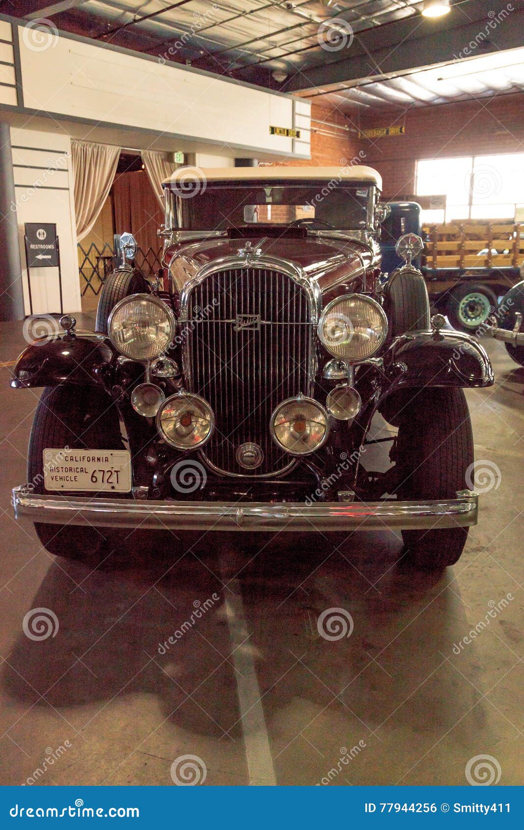 El Segundo, CA, EUA - 26 de setembro de 2016: Marrom e enegreça o convertible 1932 de Buick com um superior macio branco indicado no automóvel que conduz o museu em El Segundo, Califórnia, Estados Unidos Uso editorial somente