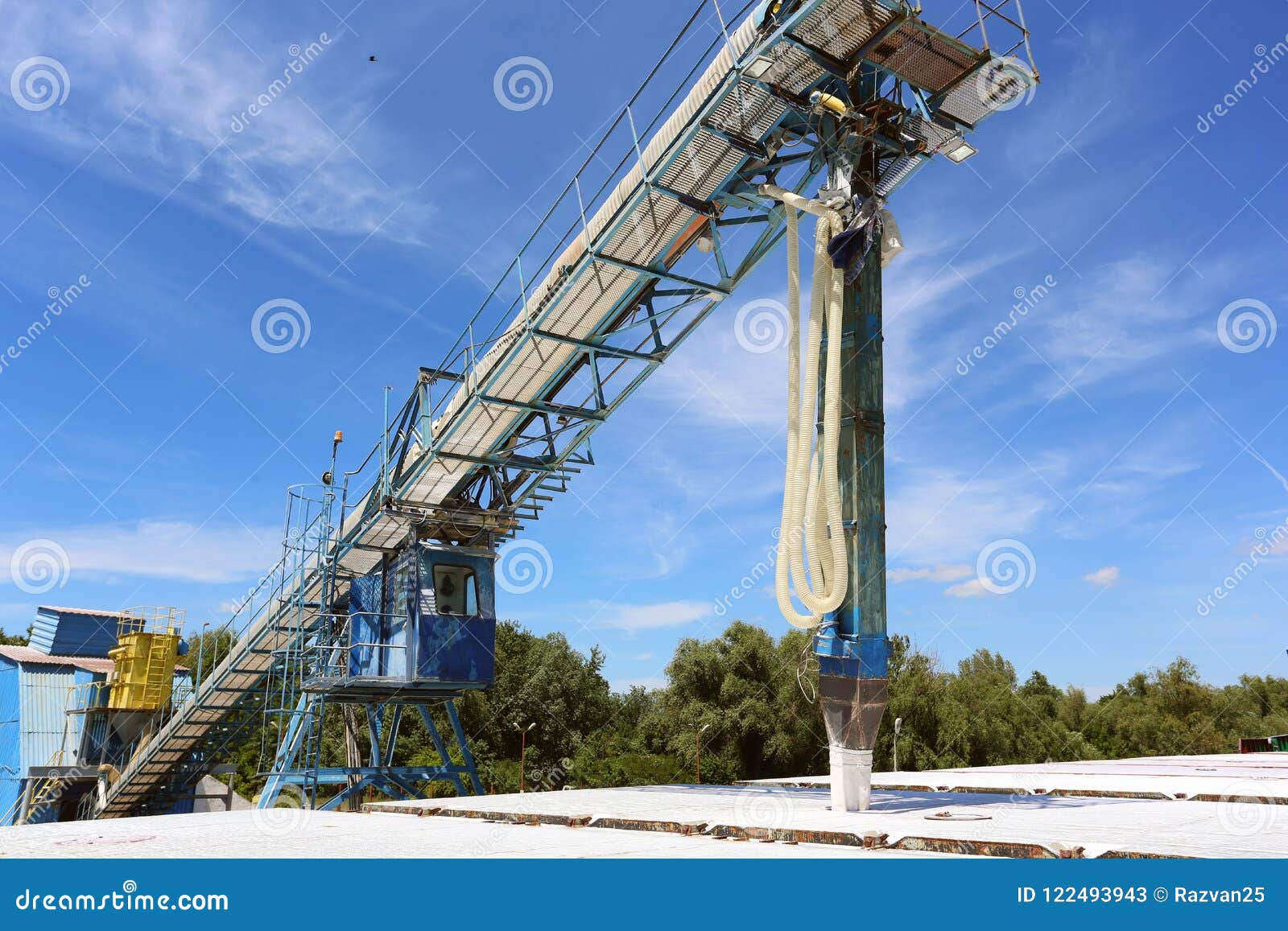 Conveyor belt for clearance loading