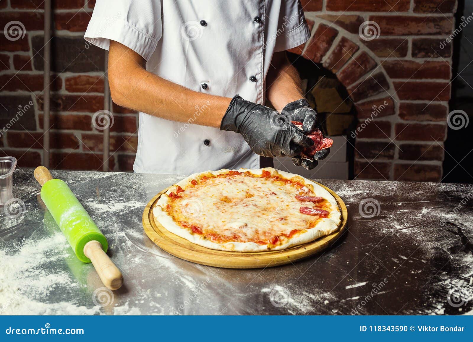 человек который делает тесто для пиццы фото 75