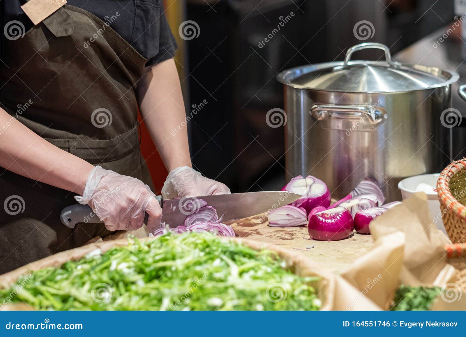 https://thumbs.dreamstime.com/z/cook-s-hands-cellophane-gloves-cutting-red-onion-thin-slices-cooking-vegetable-ingredients-against-background-164551746.jpg