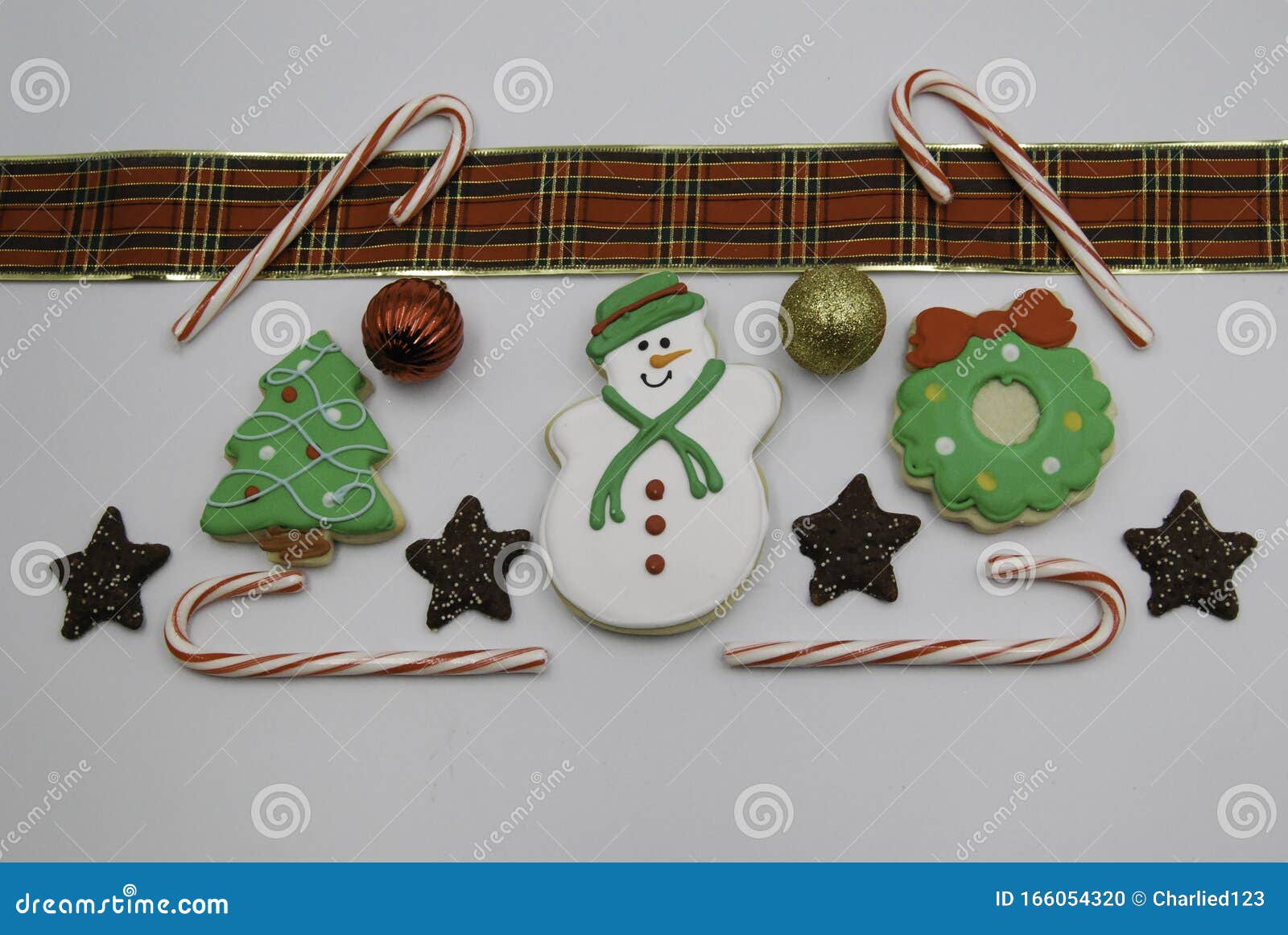 Cookies Navideños Decorados Con Latas De Caramelo Y Decoraciones Navideñas,  En Blanco Foto de archivo - Imagen de pascua, objeto: 166054320