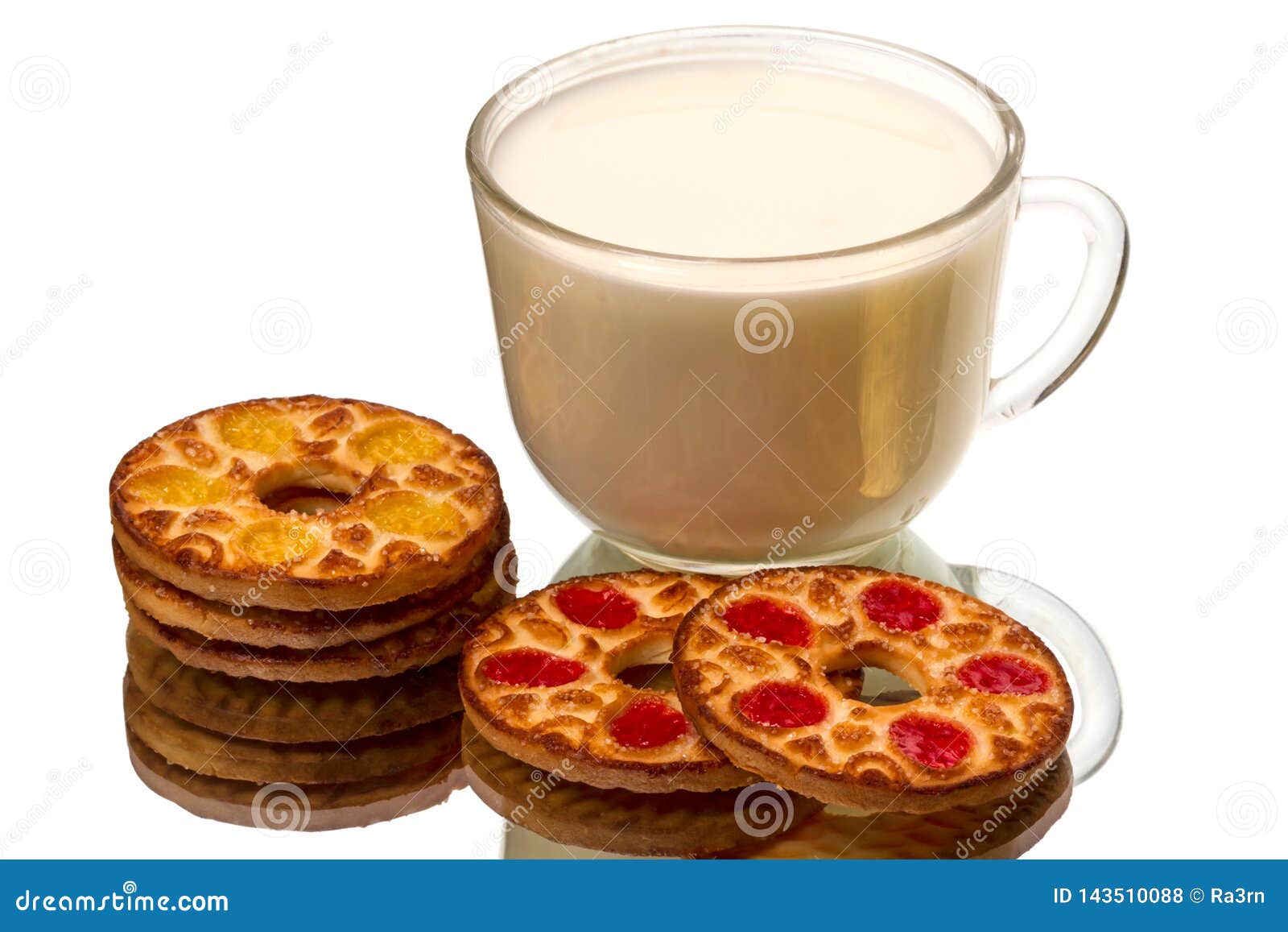 Cookies redondas e um copo do leite. Cookies redondas e um copo transparente do leite em um espelho isolado no fundo branco