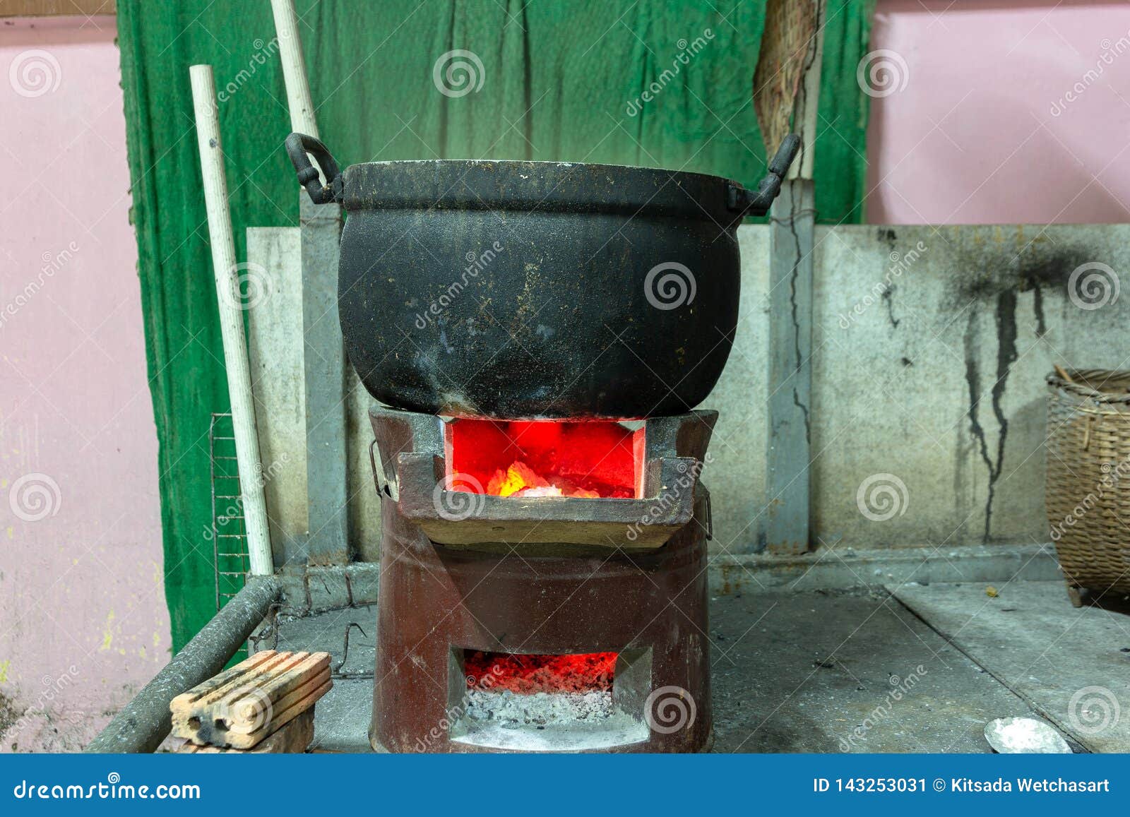 https://thumbs.dreamstime.com/z/cooking-aluminum-pot-boiling-charcoal-burning-stove-143253031.jpg