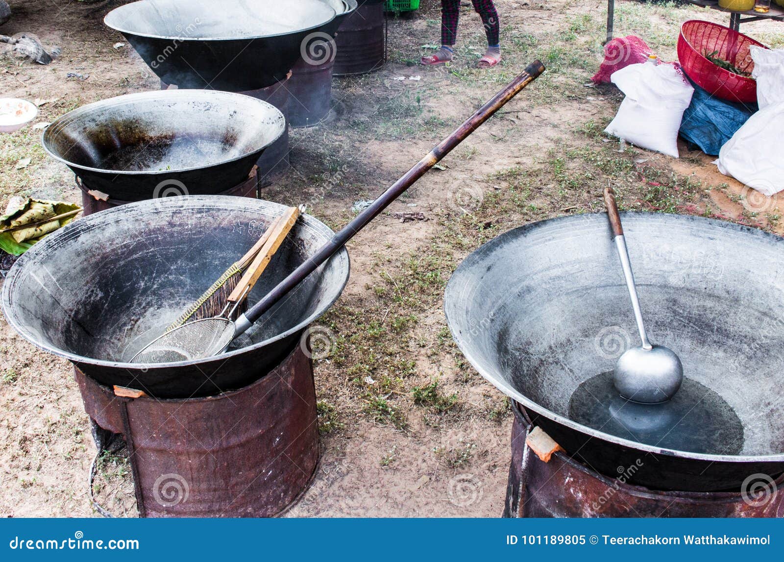 https://thumbs.dreamstime.com/z/cooking-fatiscent-big-pan-cooking-fatiscent-big-pan-wok-street-food-stall-cambodia-101189805.jpg