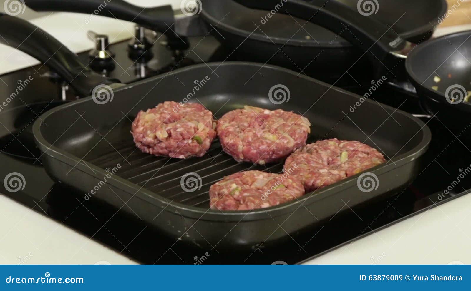 Diverse toewijzing het einde Cooking Hamburger Patties on a Grill Pan Stock Video - Video of organic,  person: 63879009