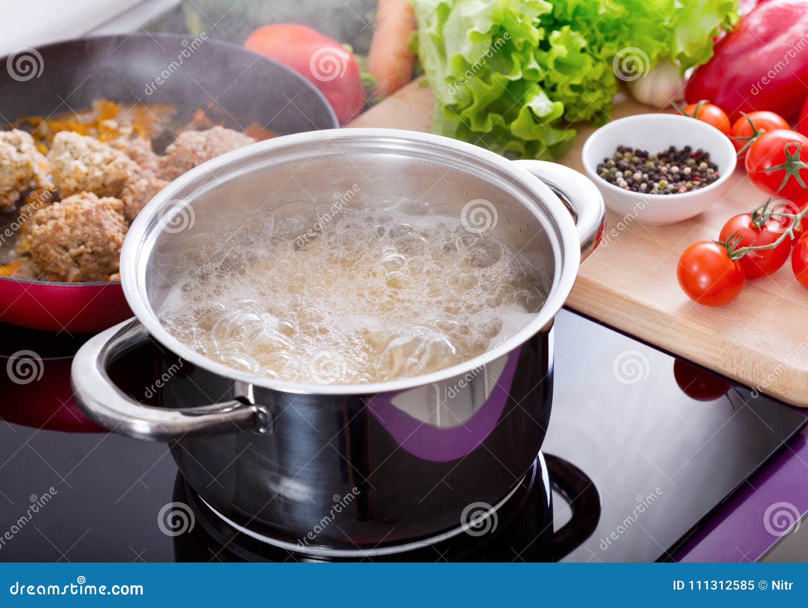 https://thumbs.dreamstime.com/z/cooking-spaghetti-pot-boiling-water-cooker-kitchen-cooking-spaghetti-pot-boiling-water-111312585.jpg