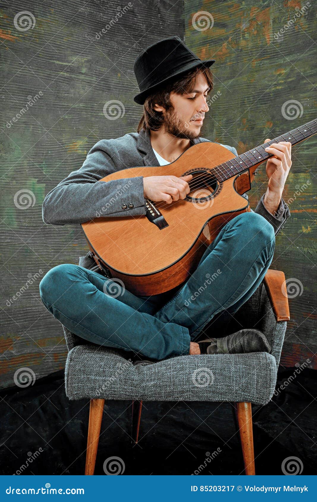 Hat playing. Мальчик в шляпе с гитарой. Играет на гитаре в шляпе. Мужчины в шляпах играют на гитаре. Идеи для фотосессии с гитарой и в шляпе.