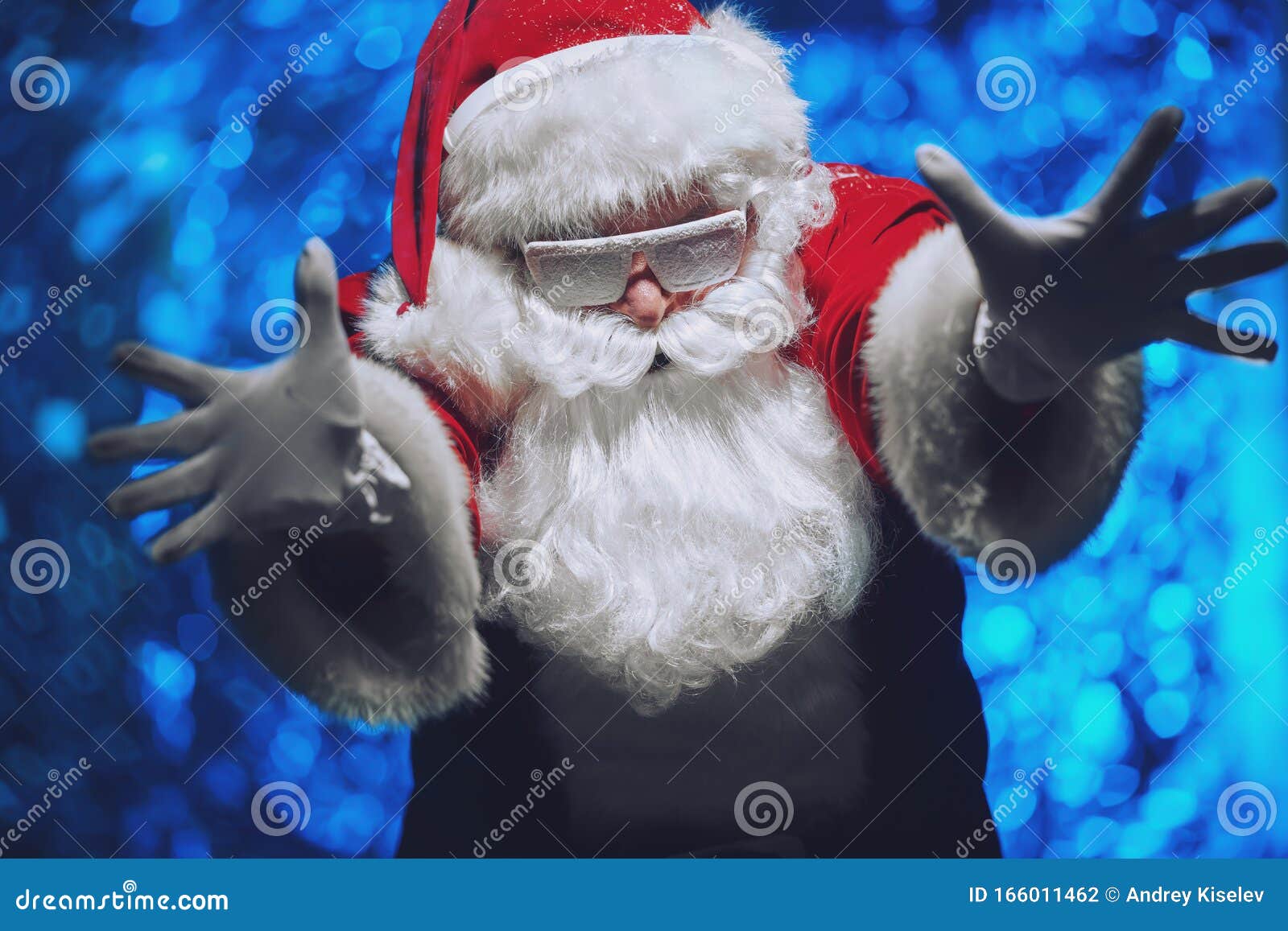 Hãy cùng tận hưởng một mùa lễ hội Giáng sinh thú vị với ảnh đúng dịp lễ. Tại đây, bạn sẽ được gặp ông già Noel đeo kính trong tuyết, tạo nên không khí ấm áp, tình cảm. Hãy nhấn vào hình ảnh để tận hưởng những giây phút đầy ý nghĩa và cảm xúc tuyệt vời.