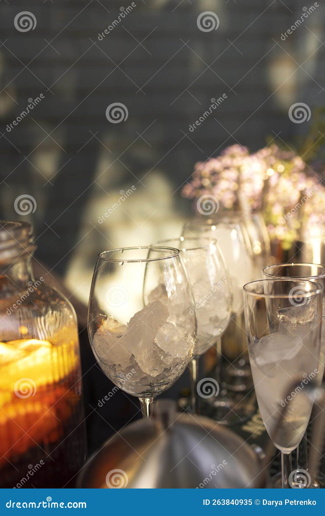 Copas De Cócteles En El Bar. Copas De Vino Espumoso Con Alcohol Rojo Imagen de archivo - Imagen de bebida: 263840935