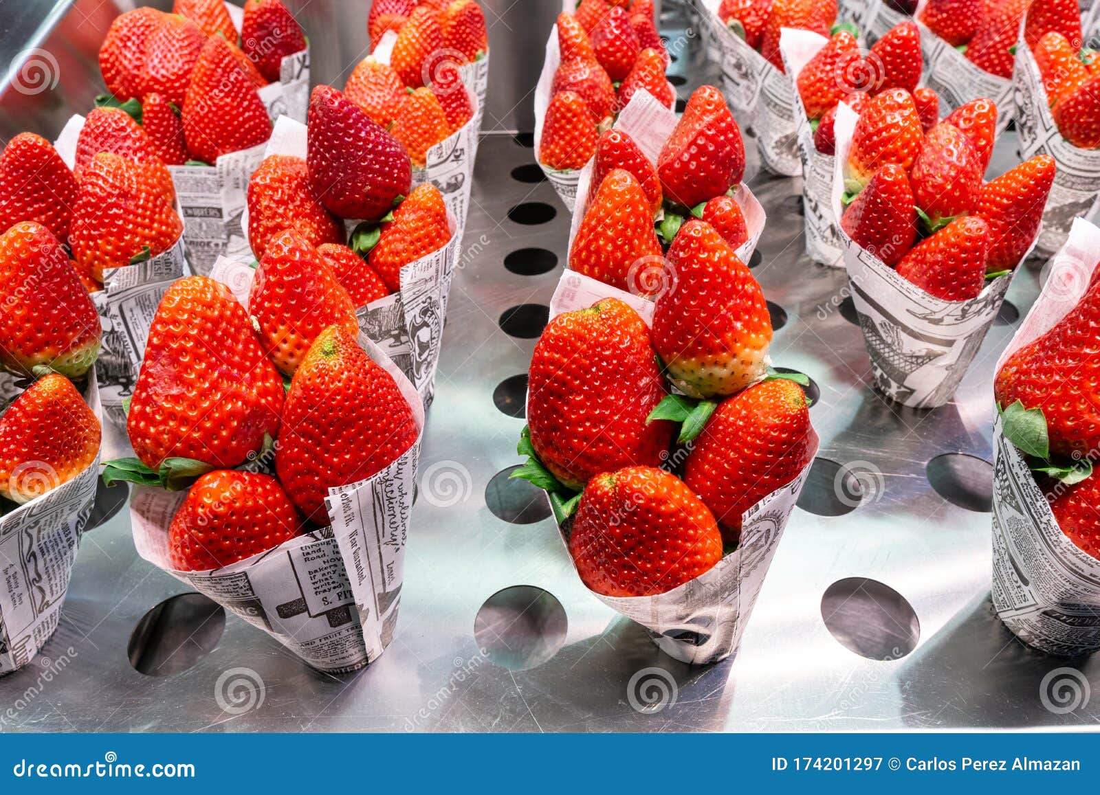 copas de papel con fresas. paper cups with strawberries