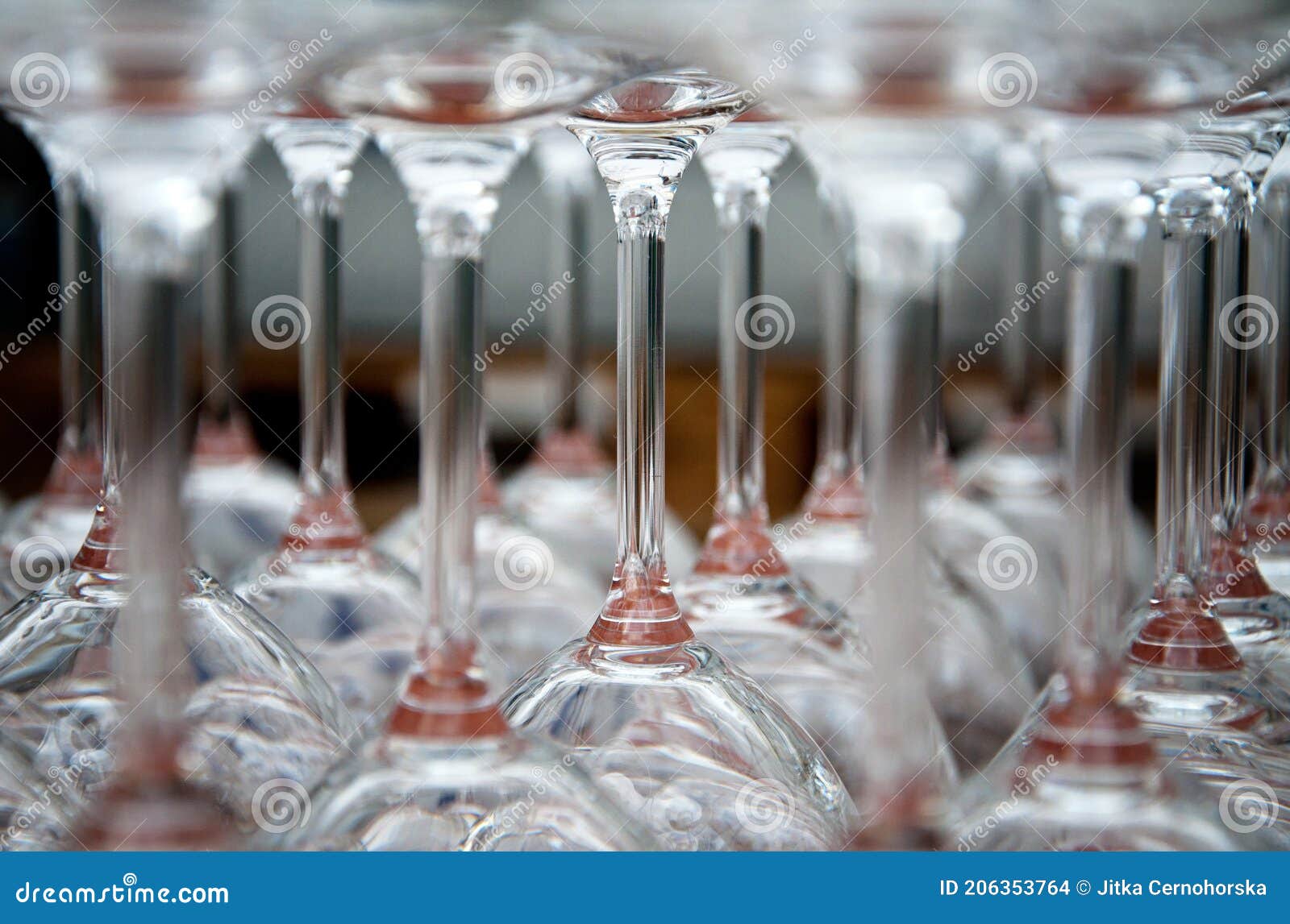 Copas De Vino De Cristal Limpio Y Vacío Boca Abajo Sobre La Mesa Foto de  archivo - Imagen de cubilete, rojo: 206353764