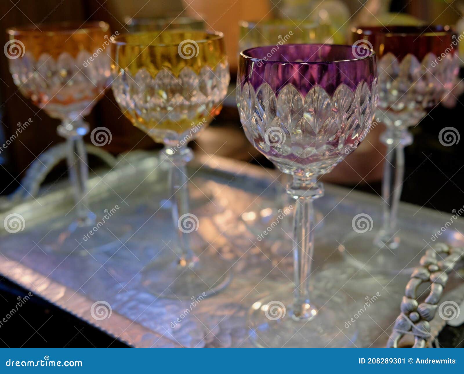 Copas De Vino De Cristal Vintage Ornamentadas De Lujo Imagen de