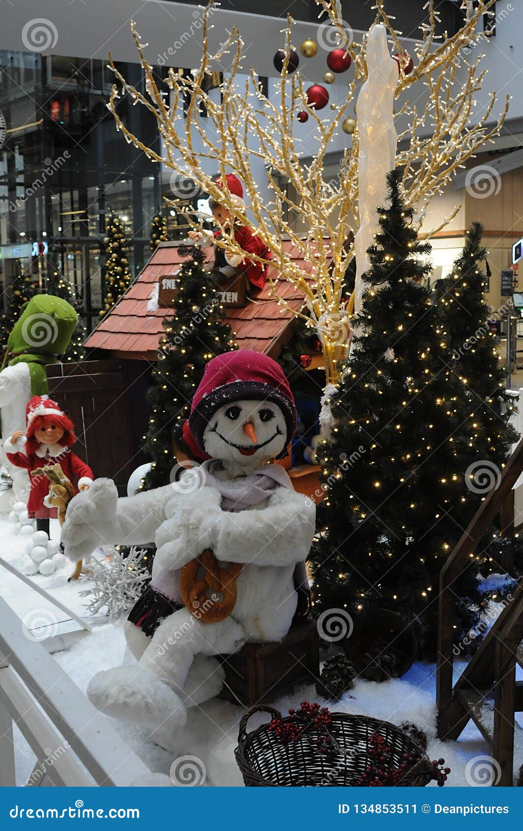 FREDERIKSBERG SHOPPING CENTER with CHRISTMAS DECORATIONS Photo - Image of business, finance: 134853511