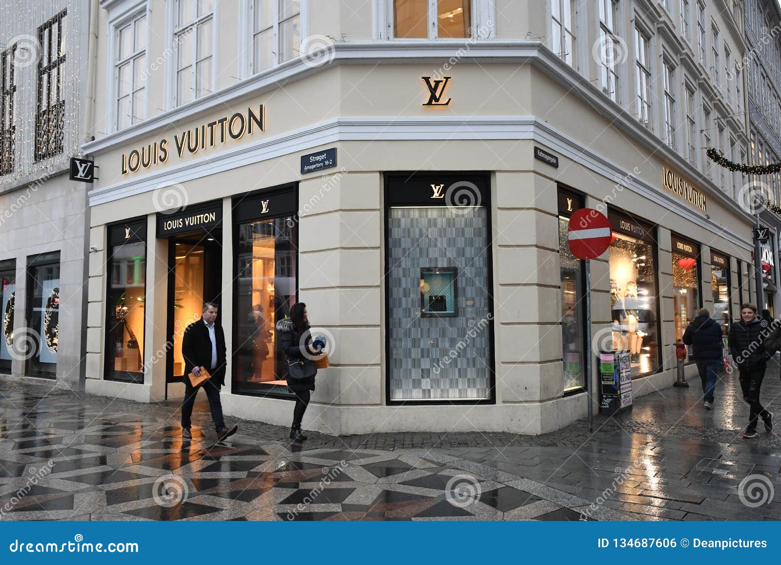 LOUIS VUITTON DECORATES with THIER ITEMS Editorial Photo - Image of business: 134687606