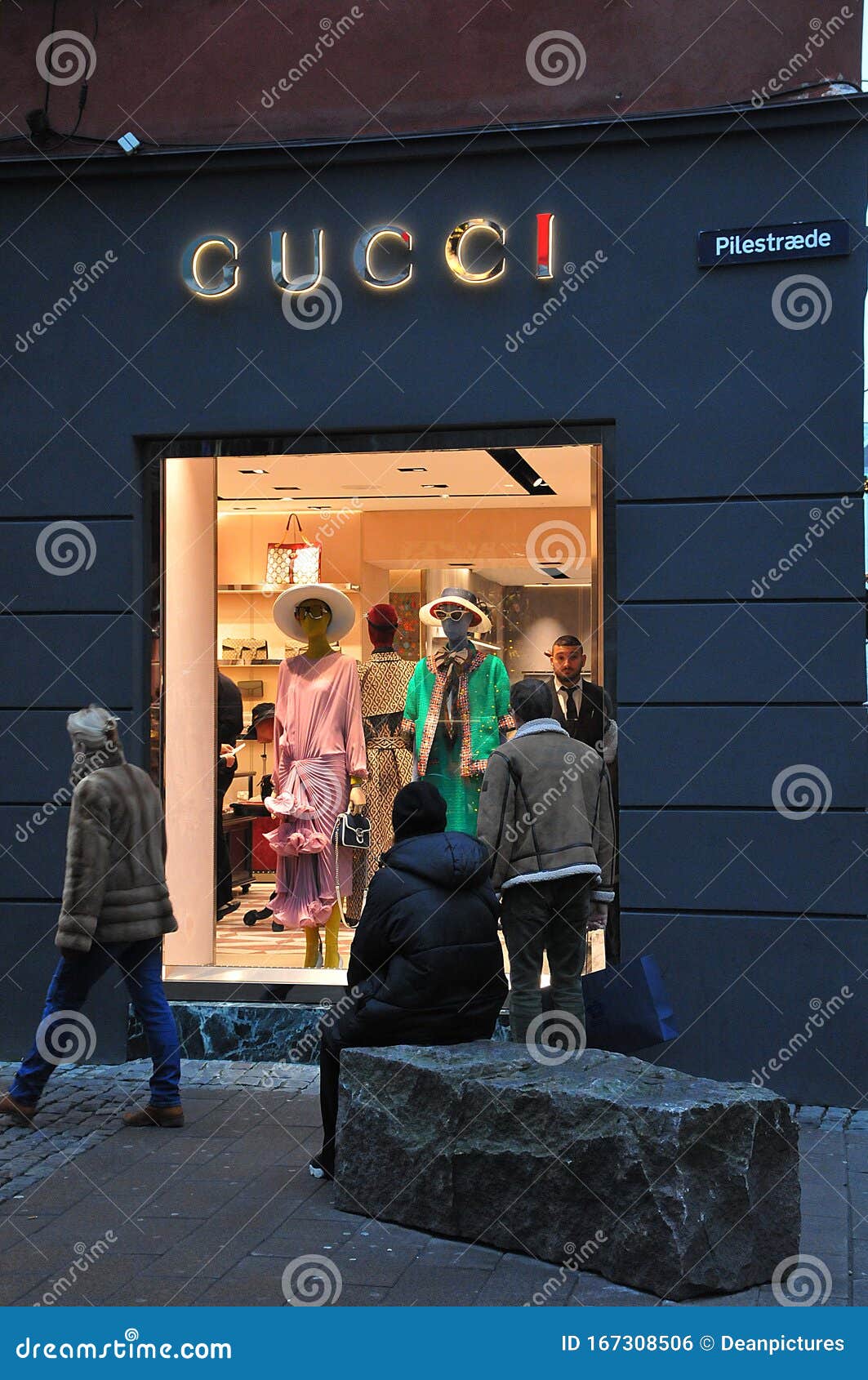 PEOPLE WALK by GUCCI STORE COPENHAGEN DENMARK Editorial Photo - Image kopemhagen, 167308506