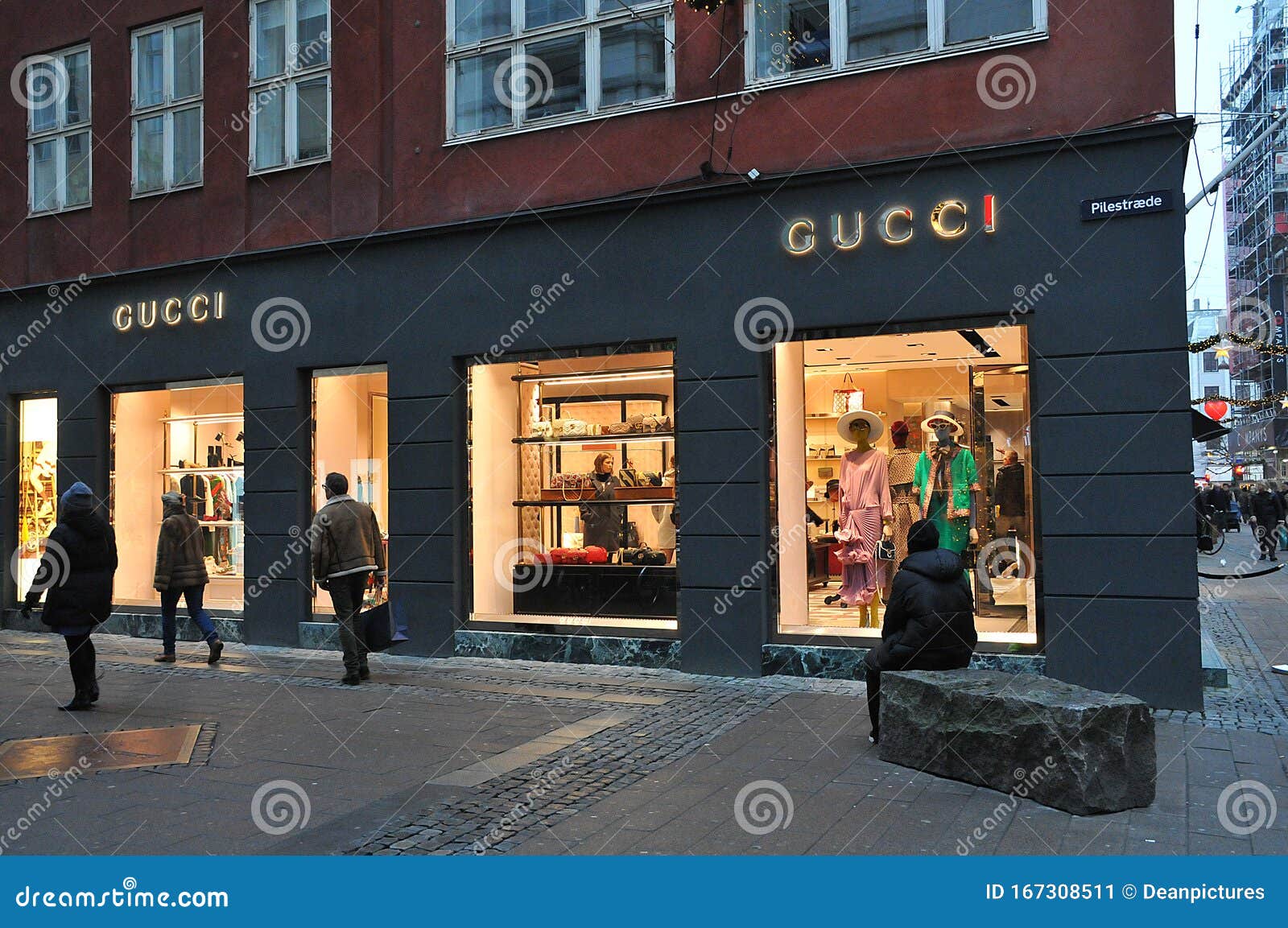 PEOPLE WALK by GUCCI STORE COPENHAGEN DENMARK Editorial Photo - Image of europa, gucci: 167308511