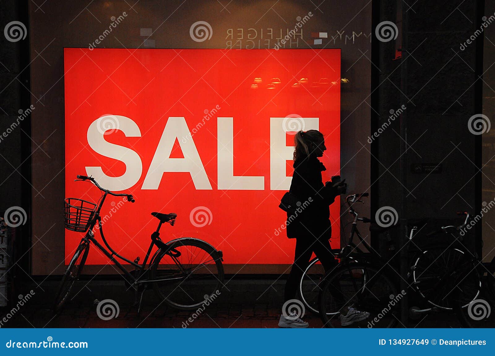 Swedish Retail H&M Sells 50 Disount Sale To Xmas Shoppers Editorial Stock  Image - Image of christmas, consumers: 134927649