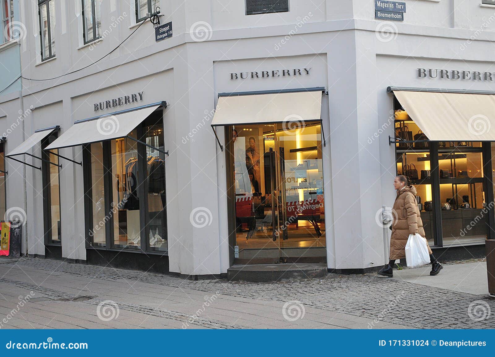 SHOPPER PAS by BURBERRY STORE in COPENHAGEN Editorial Stock Image - of burberry, 171331024