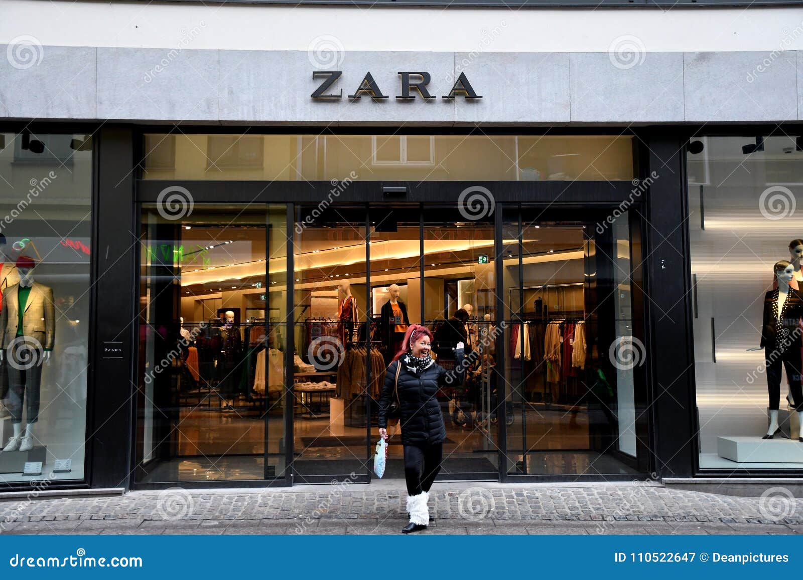 ZARA RETAIL STORE editorial photography. Image of stor - 110522647