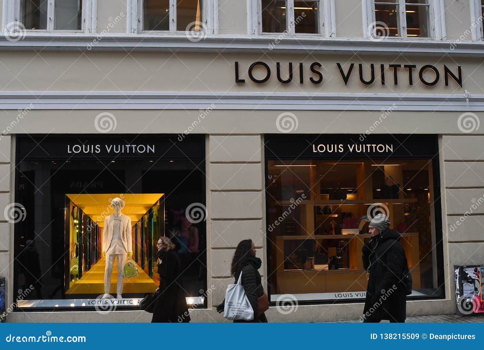 Louis Vuitton Store In Galleria Vittorio Emanuele Ii Milan Stock Photo -  Download Image Now - iStock
