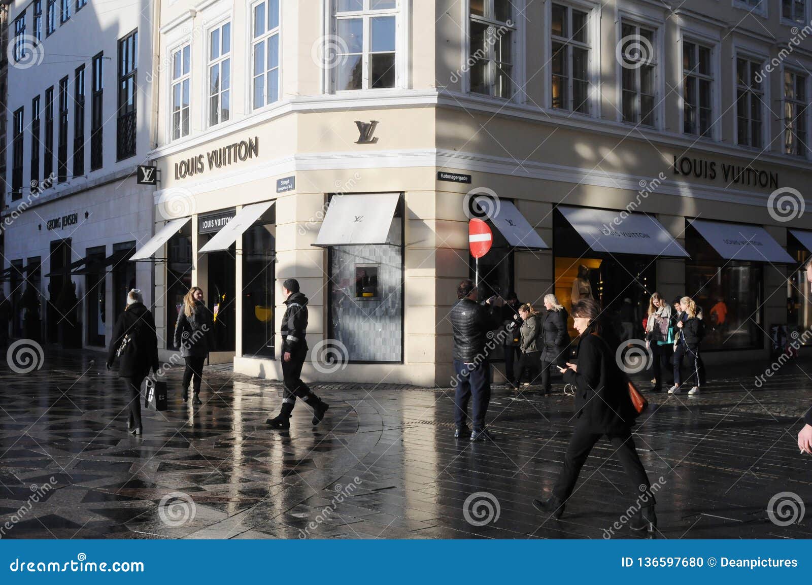 ASIAN LOUIS VUITTON SHOPPERS in COPENHAGEN DENMAK Editorial Image - Image  of vuitton, danmark: 136597680