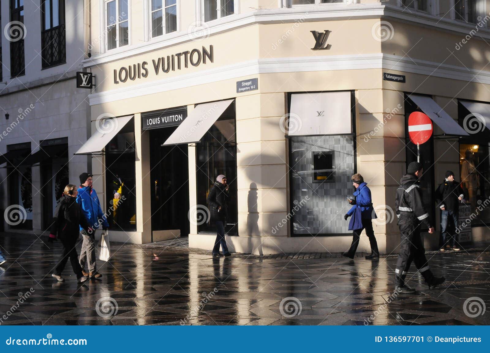 ASIAN LOUIS VUITTON SHOPPERS IN COPENHAGEN DENMAK Editorial Photo - Image of shoppers, editorial ...