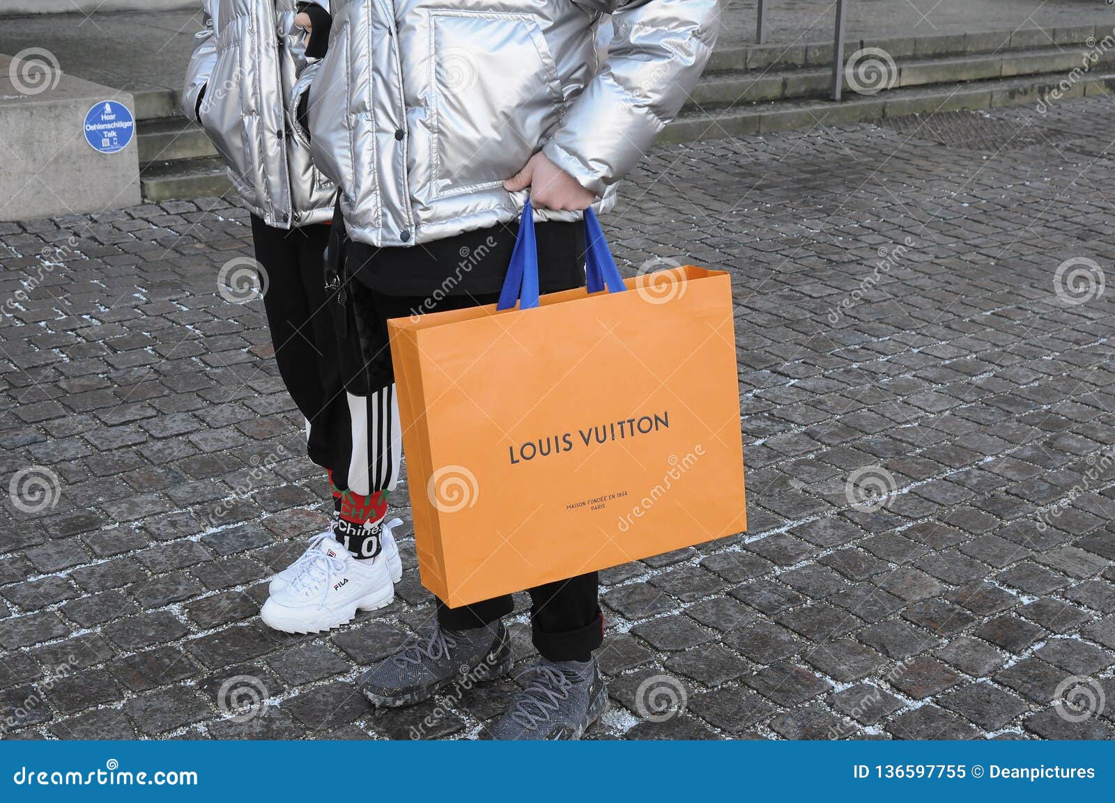 ASIAN LOUIS VUITTON SHOPPER with SHOPPING BAG Editorial Photography - Image  of shopper, consumer: 125828112