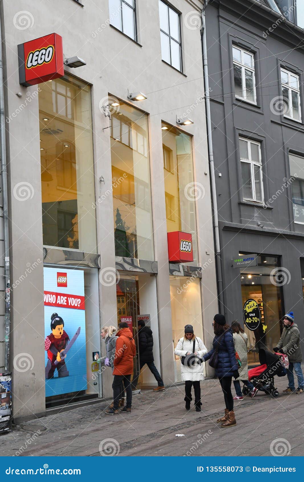 LEGO SHOPPERS in STORE in COPENHAGEN Editorial Stock Photo - Image lgos, benhavn: 135558073