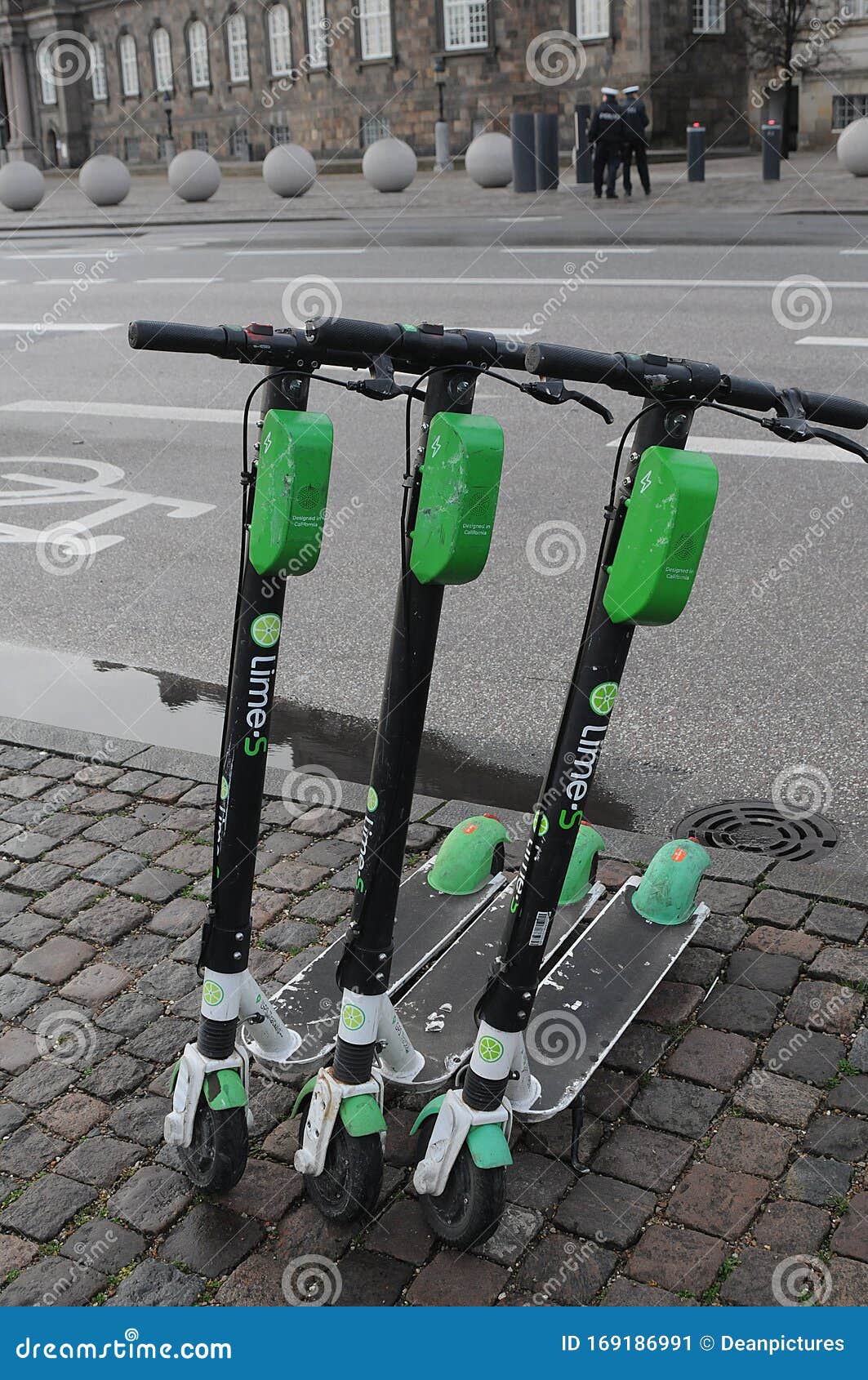 Umeki mikro klap LIME or LIME S ELECTRIC SCOOTERS are CALIFORNIA DESIGN Editorial Photo -  Image of scooters, kopemhagen: 169186991