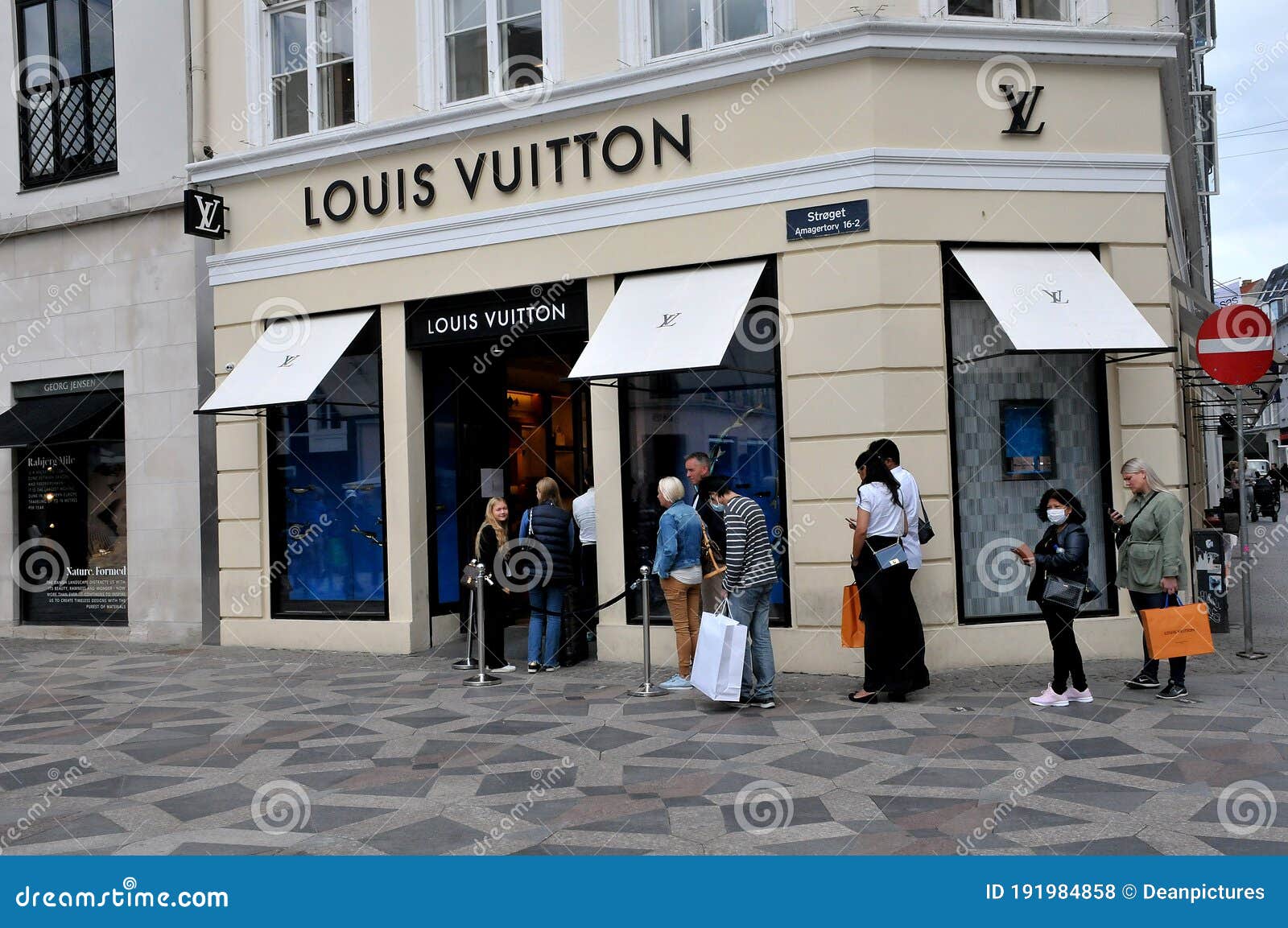 Panorama sko spiselige Consumers Standing in Line Outside Louis Vuittons Store Editorial Stock  Photo - Image of travel, store: 191984858