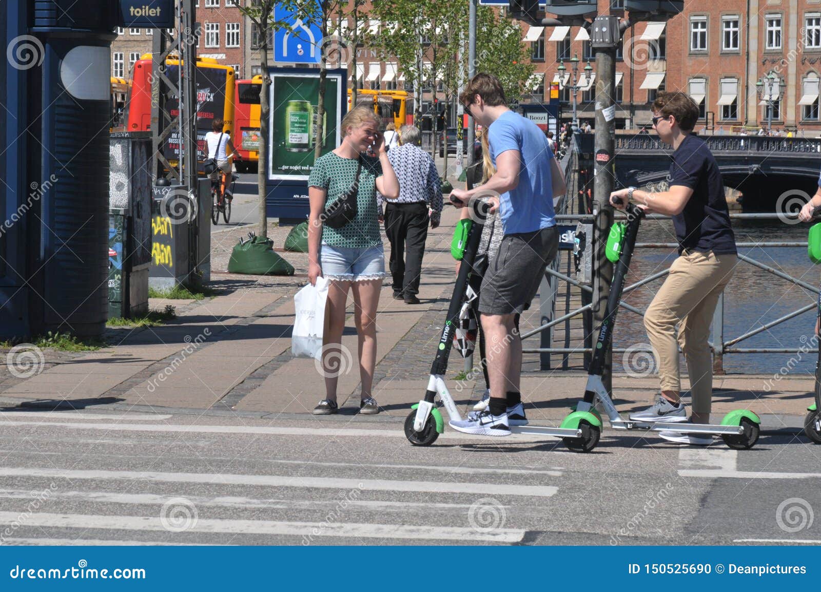 Stille og rolig Luftpost drivende Tourists Rent Electric Scooter in Copenhagen Denmark Editorial Image -  Image of holiday, transport: 150525690