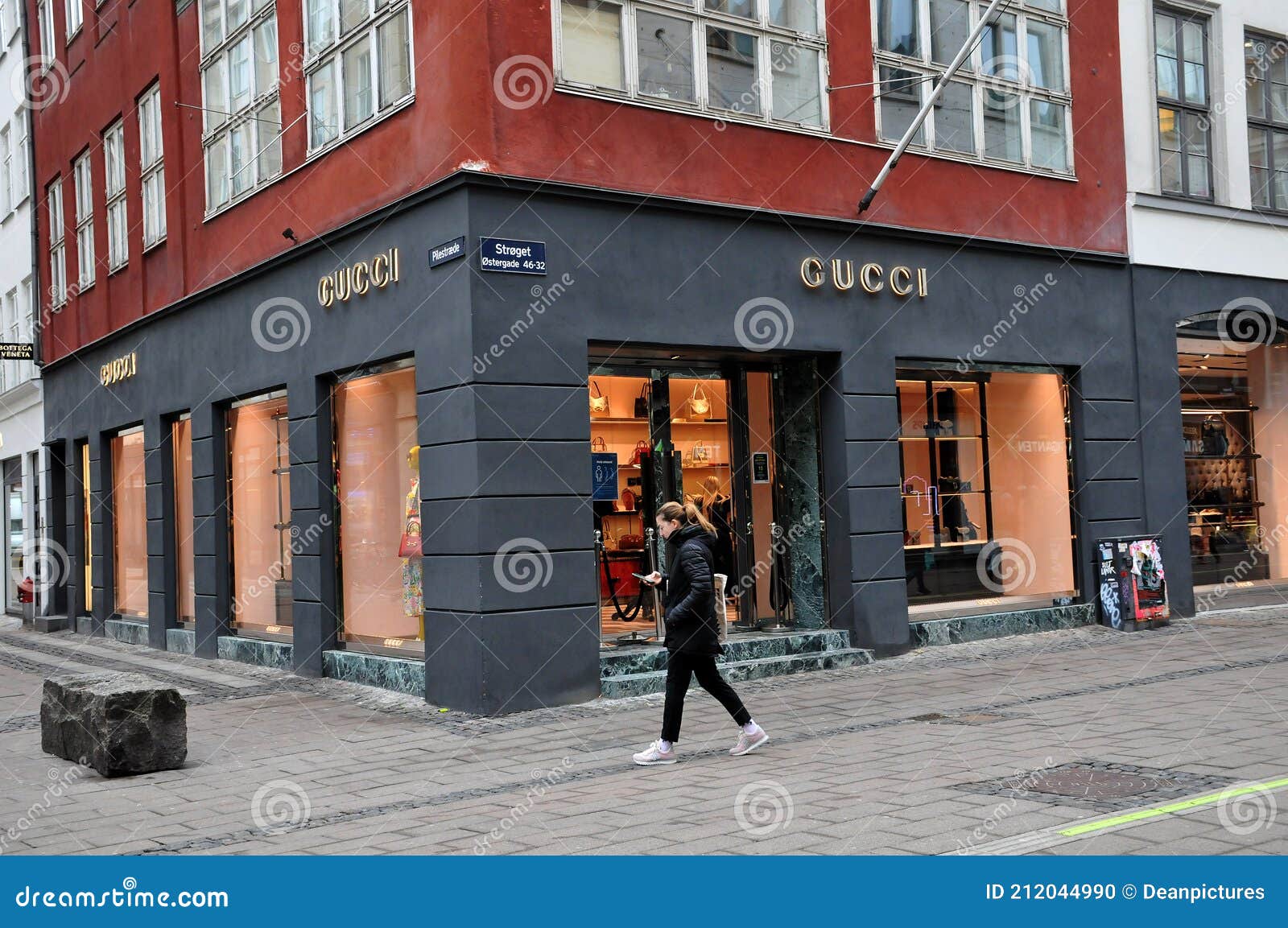 skuffe tryk Tulipaner Gucci Store Reopen after Long Time Locdown in Denmark Editorial Image -  Image of finance, consumers: 212044990