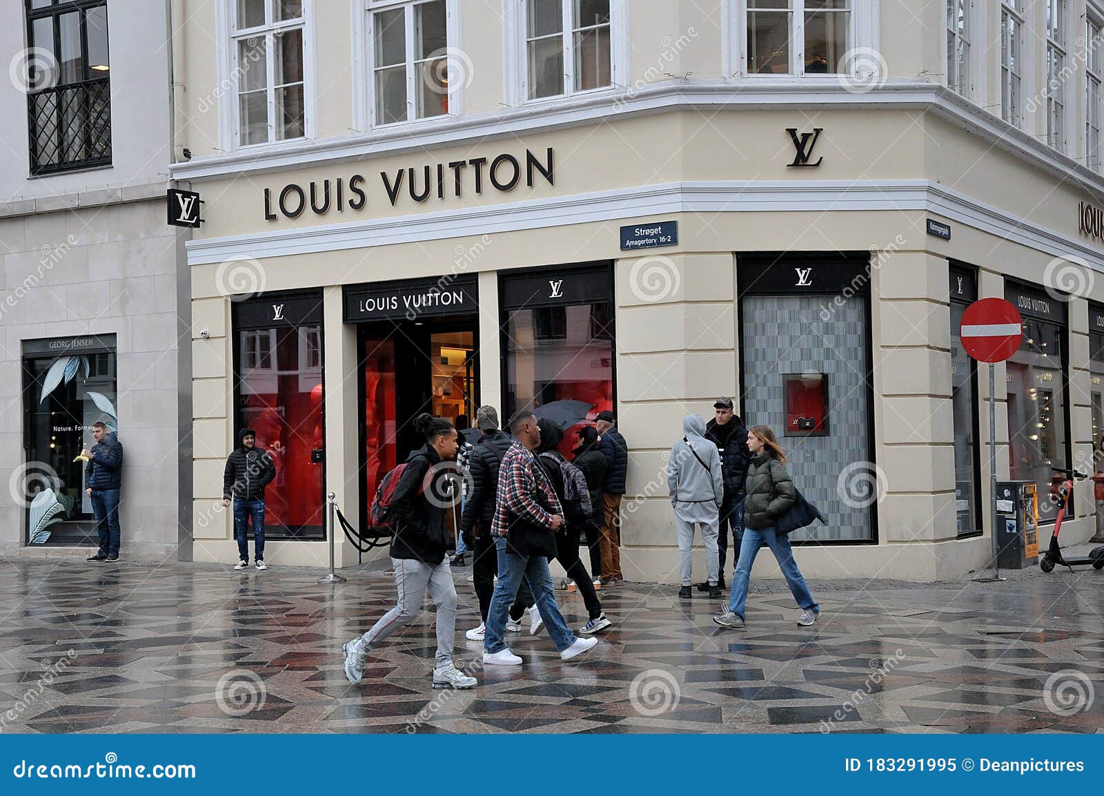 Bolt Drastisk Uafhængig Consumer Standing in Line Infront Louis Vuitton Store in Copenhagen  Editorial Image - Image of land, distancing: 183291995