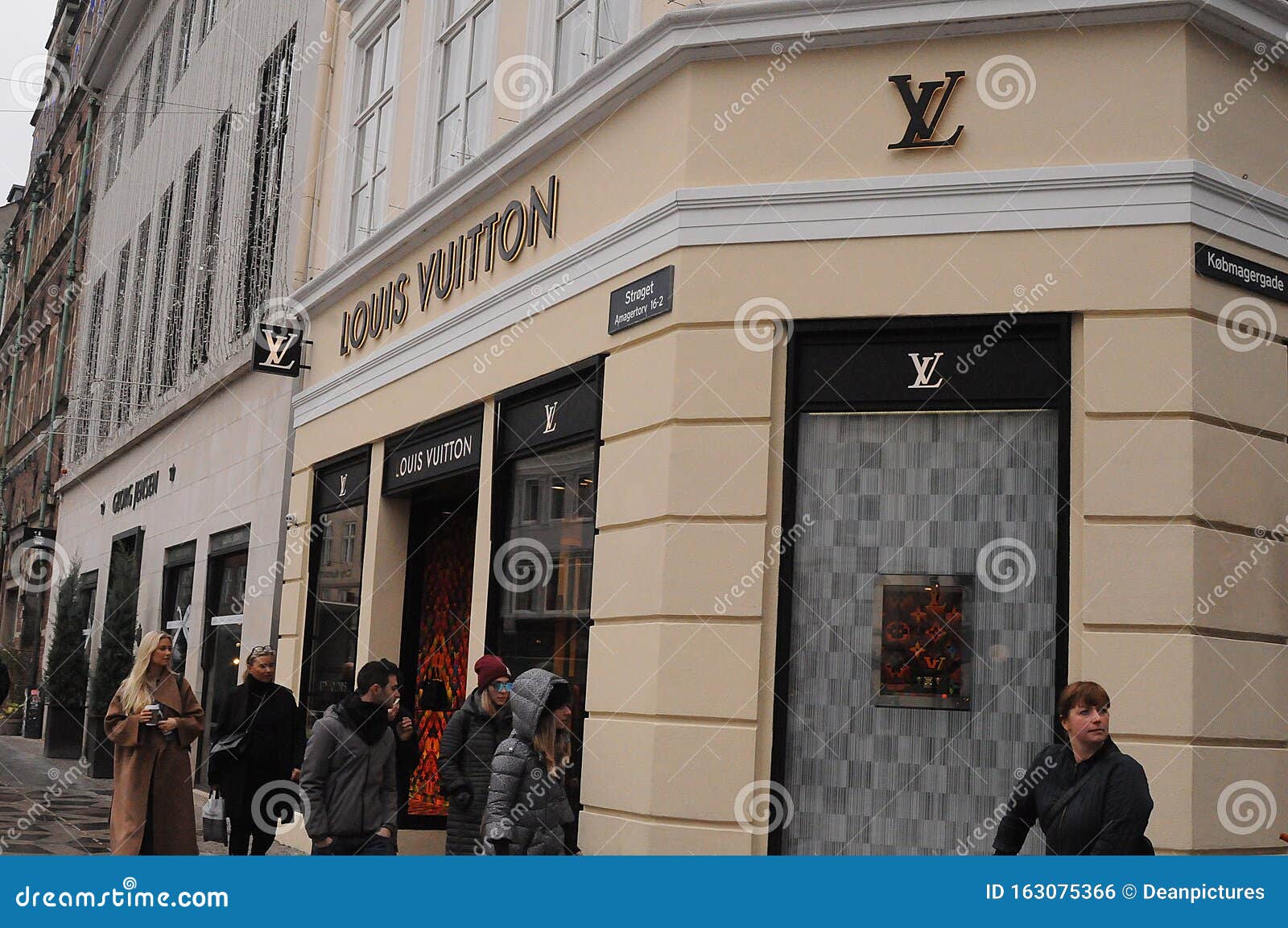 lækage Afsnit Beroligende middel LOUIS VUITTON STORE on MAGER TORV STROGET Editorial Photo - Image of item,  france: 163075366