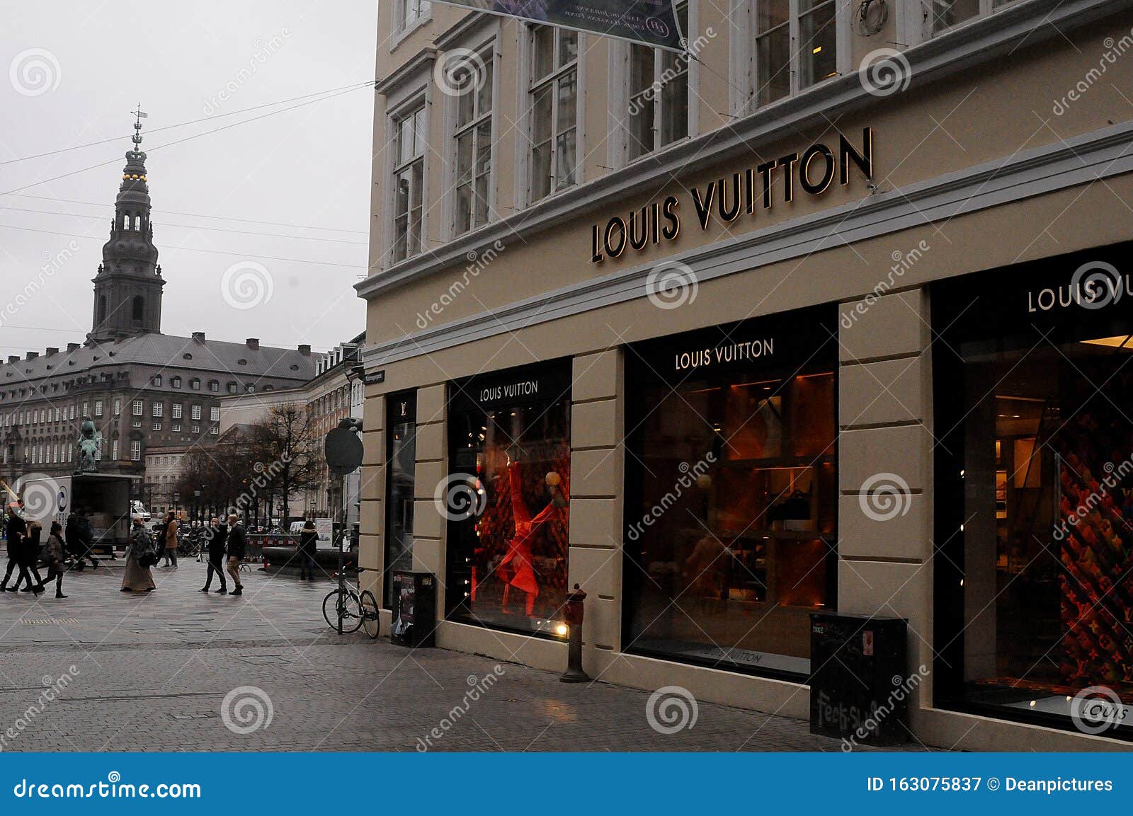 hovedsagelig Ansigt opad rygrad LOUIS VUITTON STORE on MAGER TORV STROGET Editorial Photography - Image of  luxury, finanz: 163075837